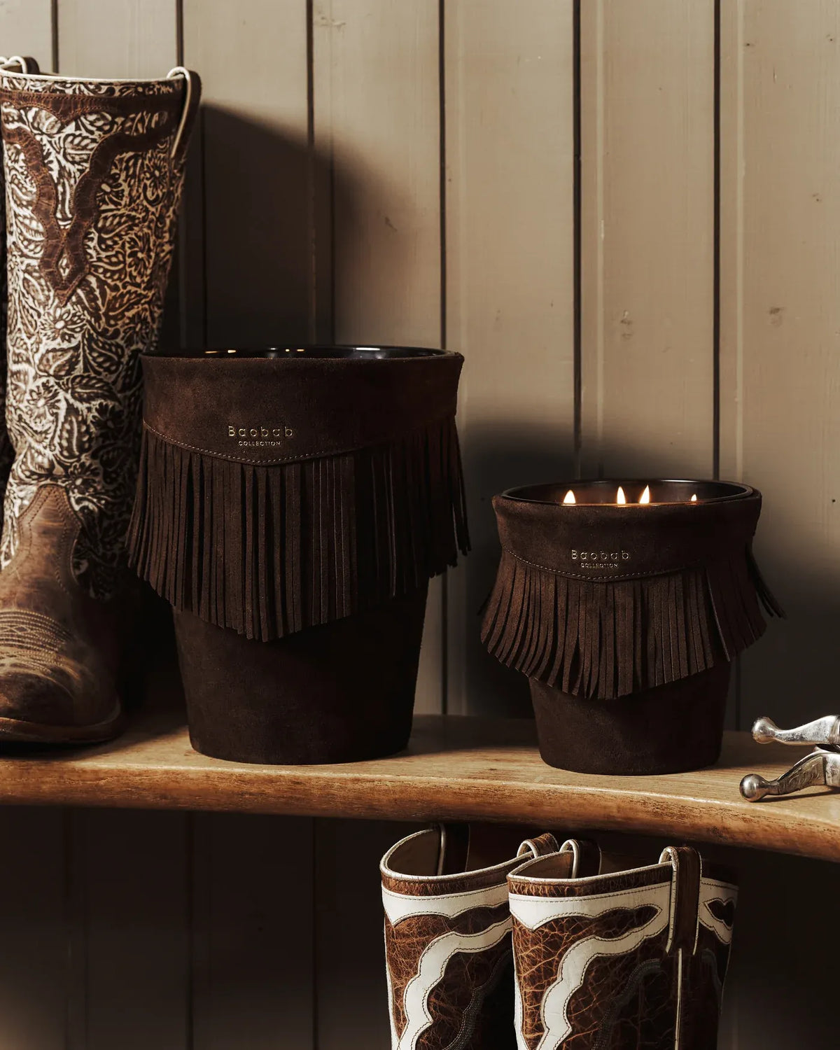 Bougie Deadwood Baobab Collection, détail de l’habillage en cuir brun tabac et des franges