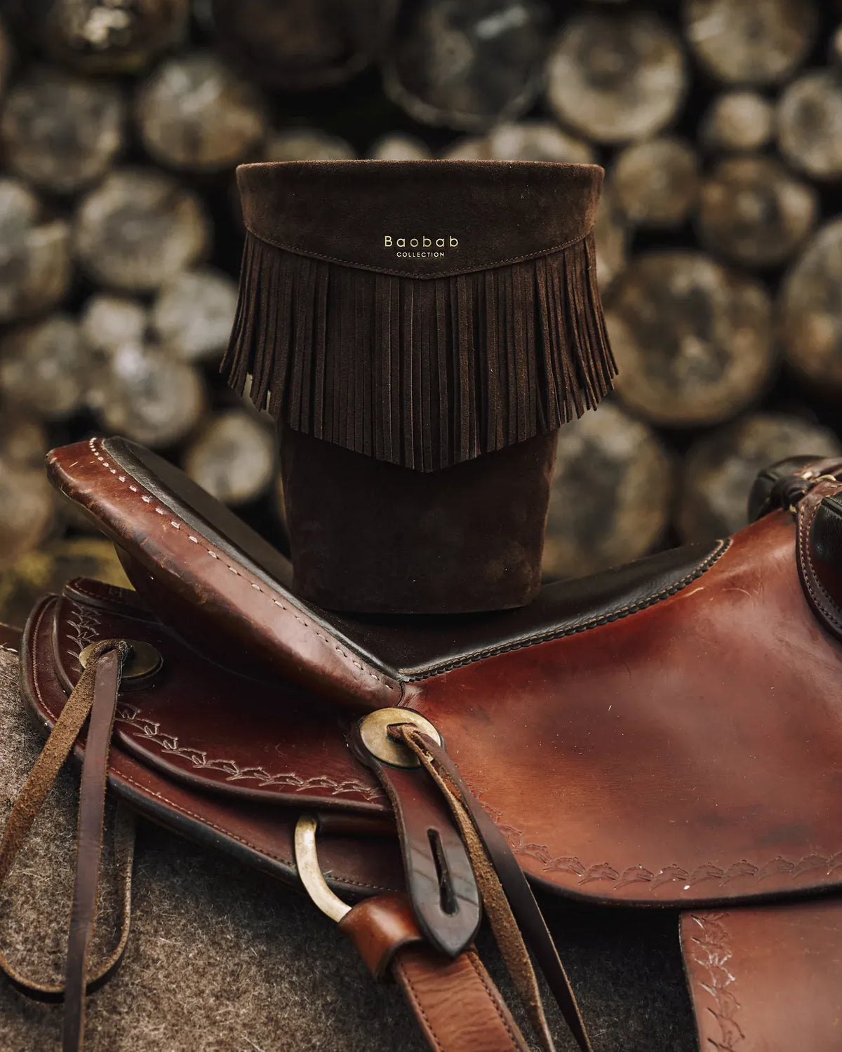 Bougie Deadwood Baobab Collection en cuir brun tabac à franges dans une mise en scène western