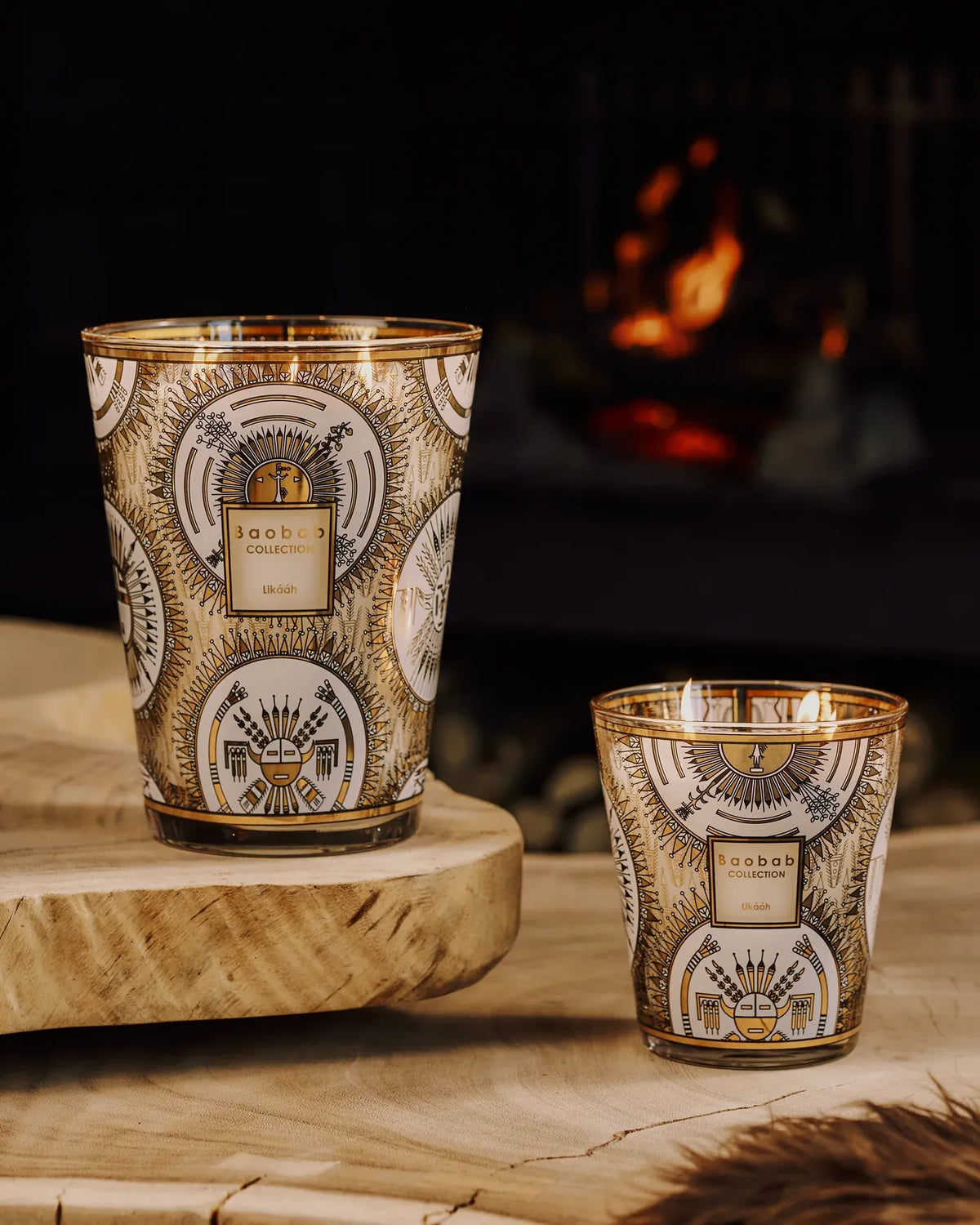 Bougie parfumée Likááh Baobab Collection dans une ambiance chaleureuse près du feu de cheminée