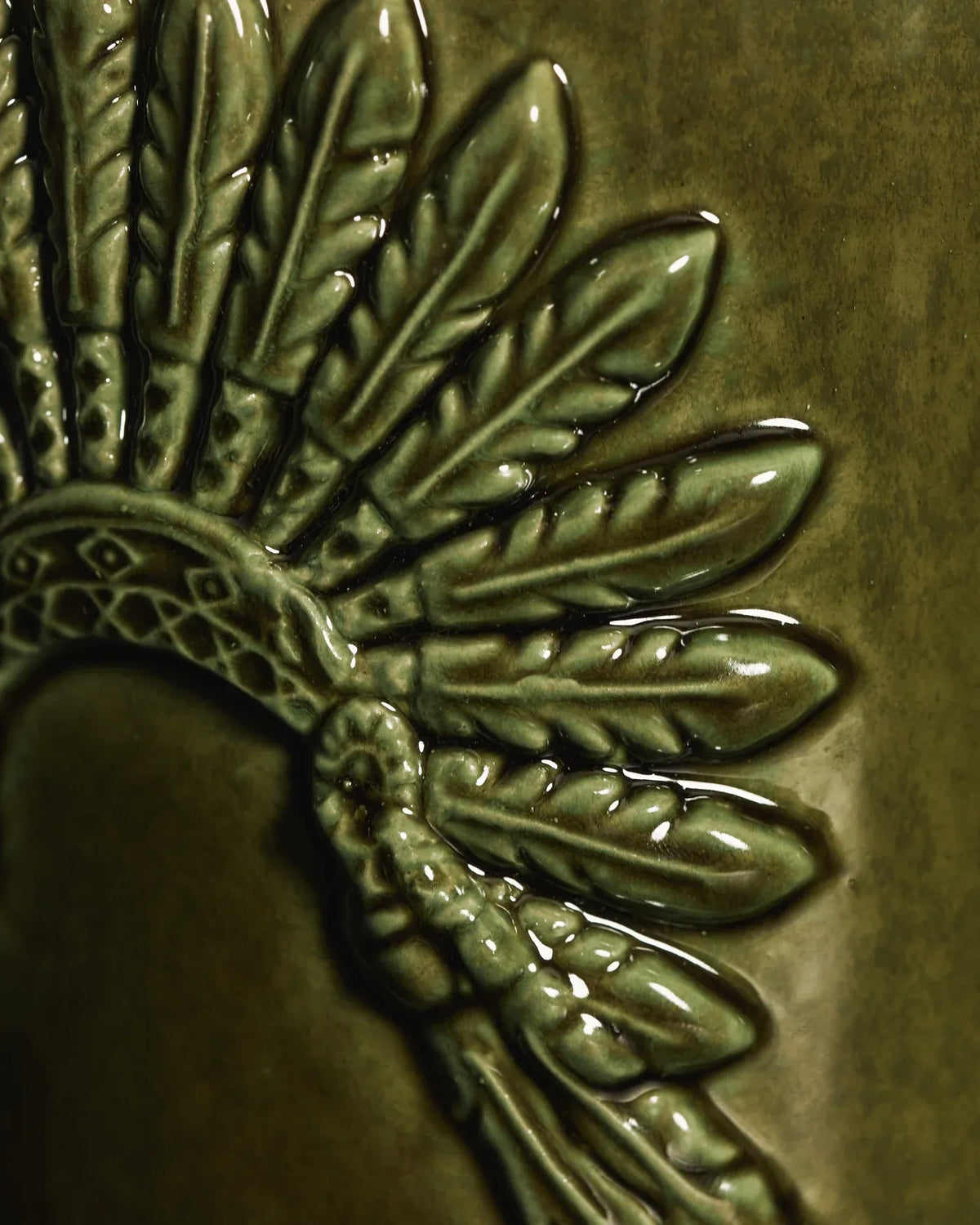 Bougie parfumée Sitting Bull Baobab Collection en céramique vert olive, détail des plumes