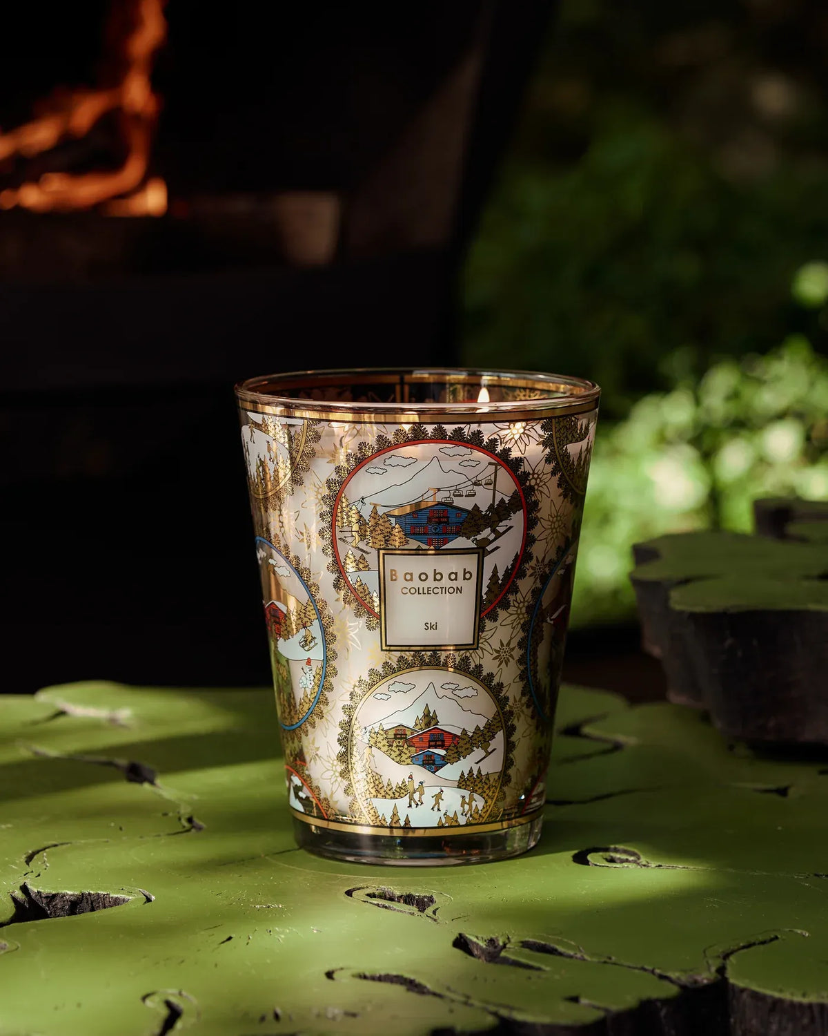 Bougie Ski Baobab Collection dans un décor extérieur, sérigraphie de paysages de montagne et de sports d’hiver
