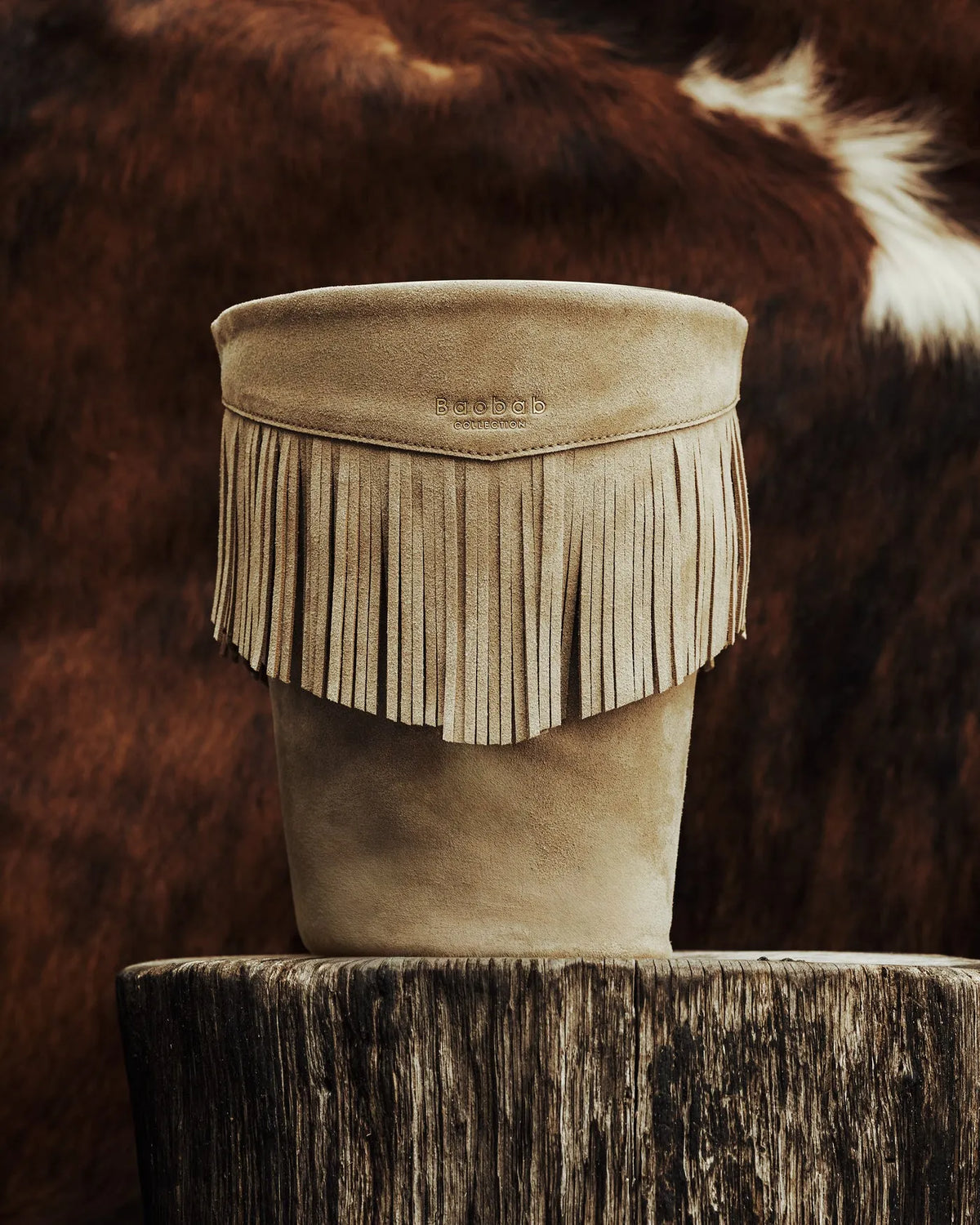 Bougie The Plains Baobab Collection en cuir taupe à franges dans un décor western