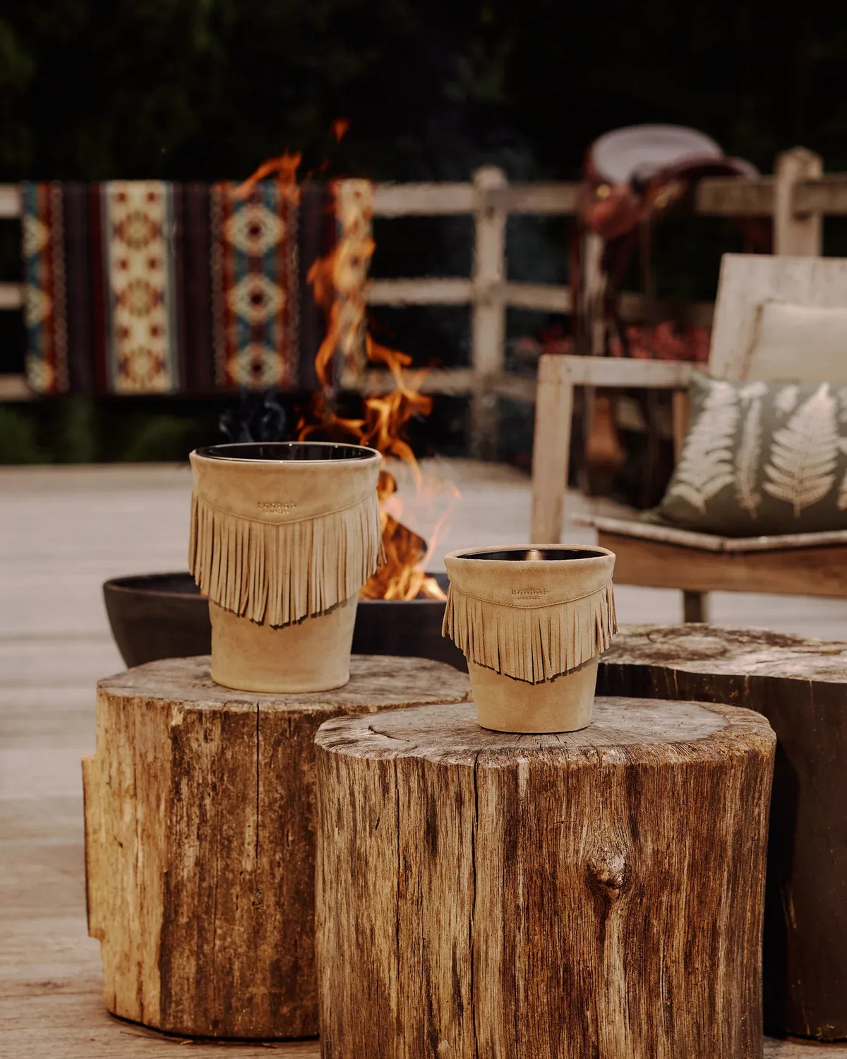 Bougie The Plains Baobab Collection en cuir taupe à franges, mise en scène inspirée de l’Ouest américain