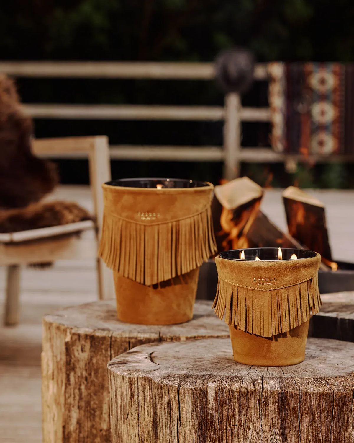 Vase de bougie Wild Bill Baobab Collection, détail du cuir cognac et des longues franges