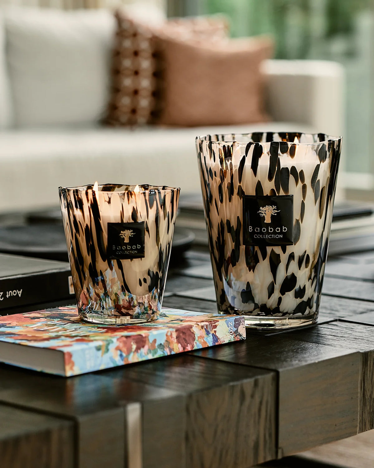 Bougies Black Pearls Baobab Collection dans deux formats mettant en valeur les inclusions de verre noir