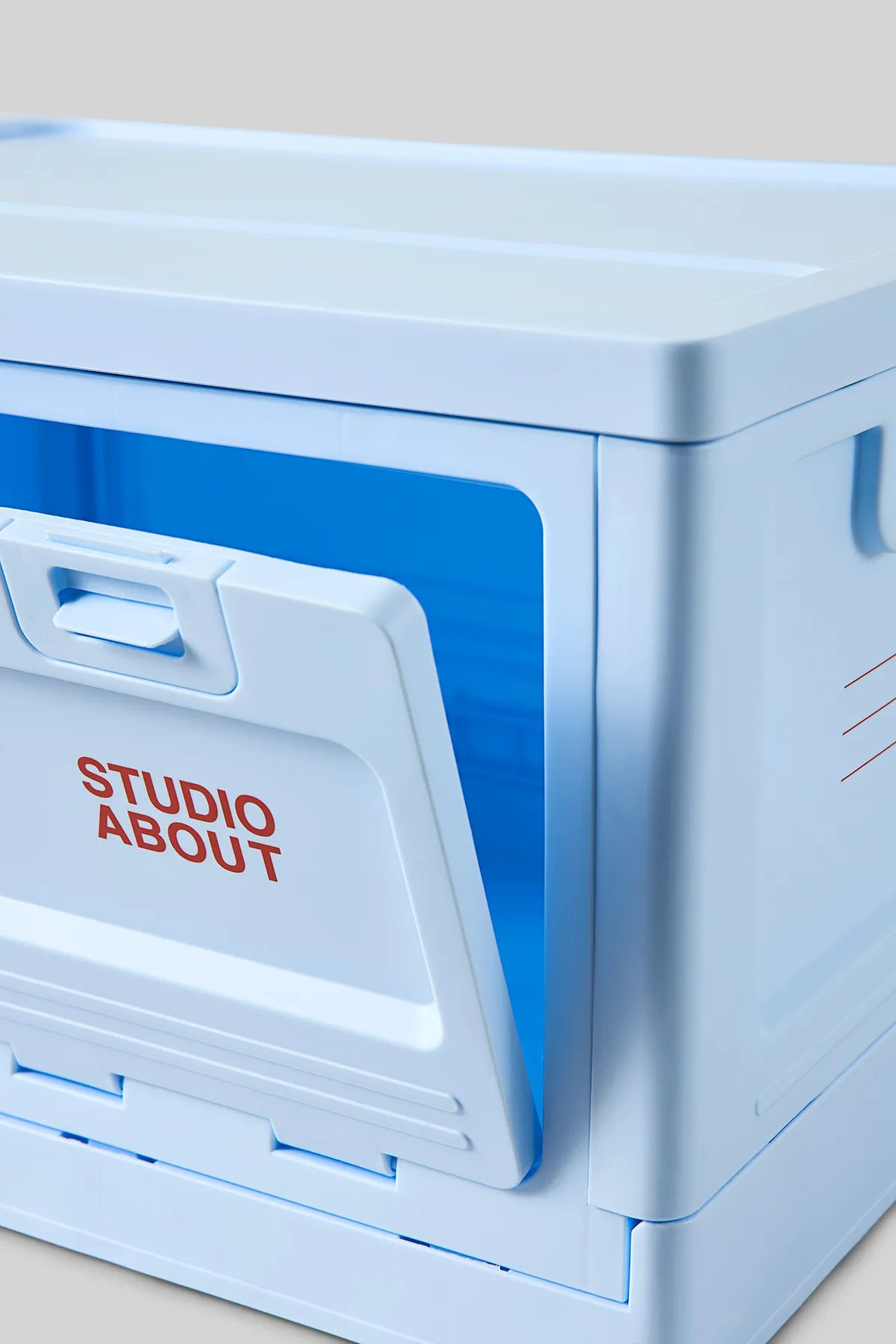 Détail de la BOX Bleu clair Studio About avec ouverture frontale