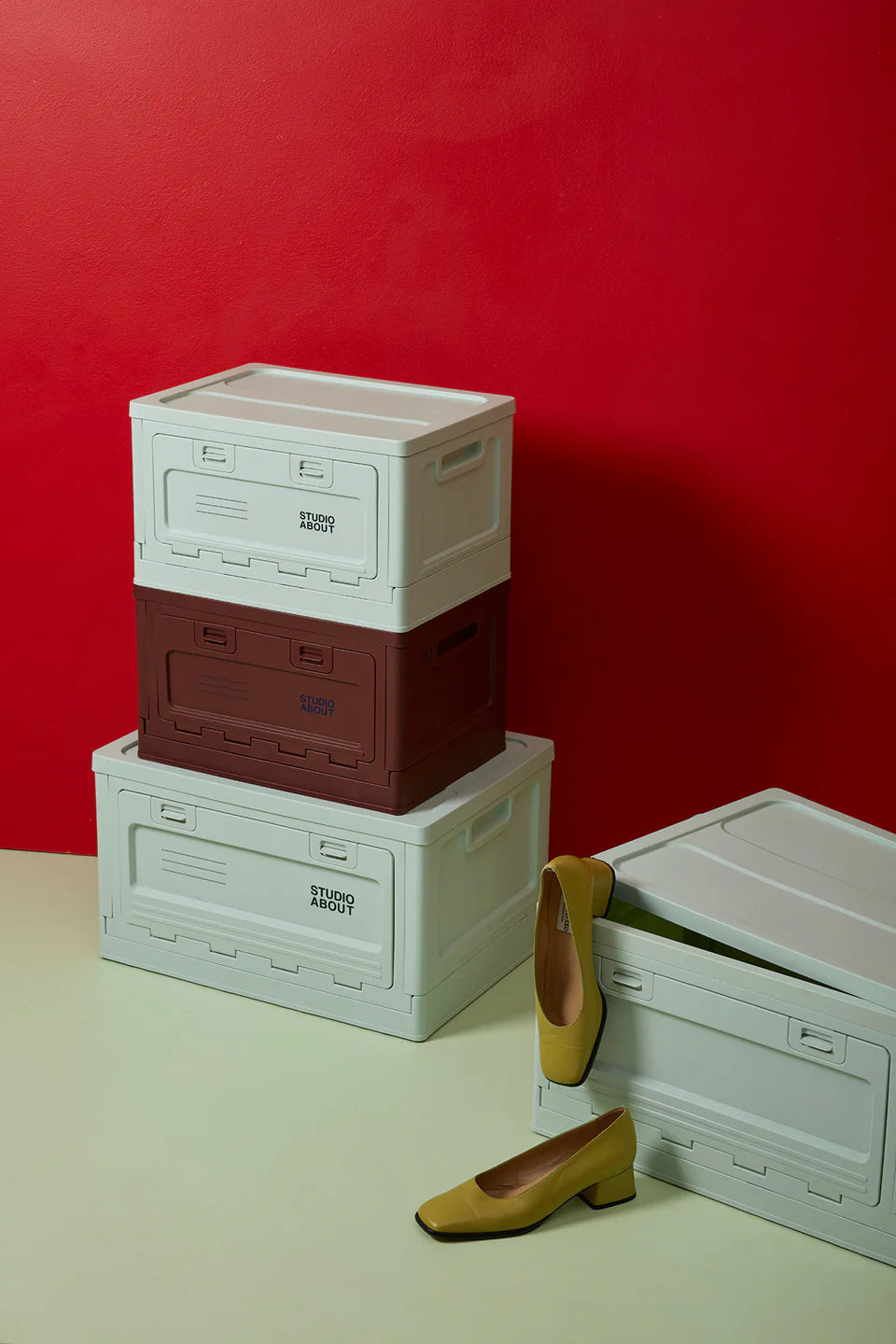 Boites Studio About vert menthe et bordeaux empilées l'une sur l'autre