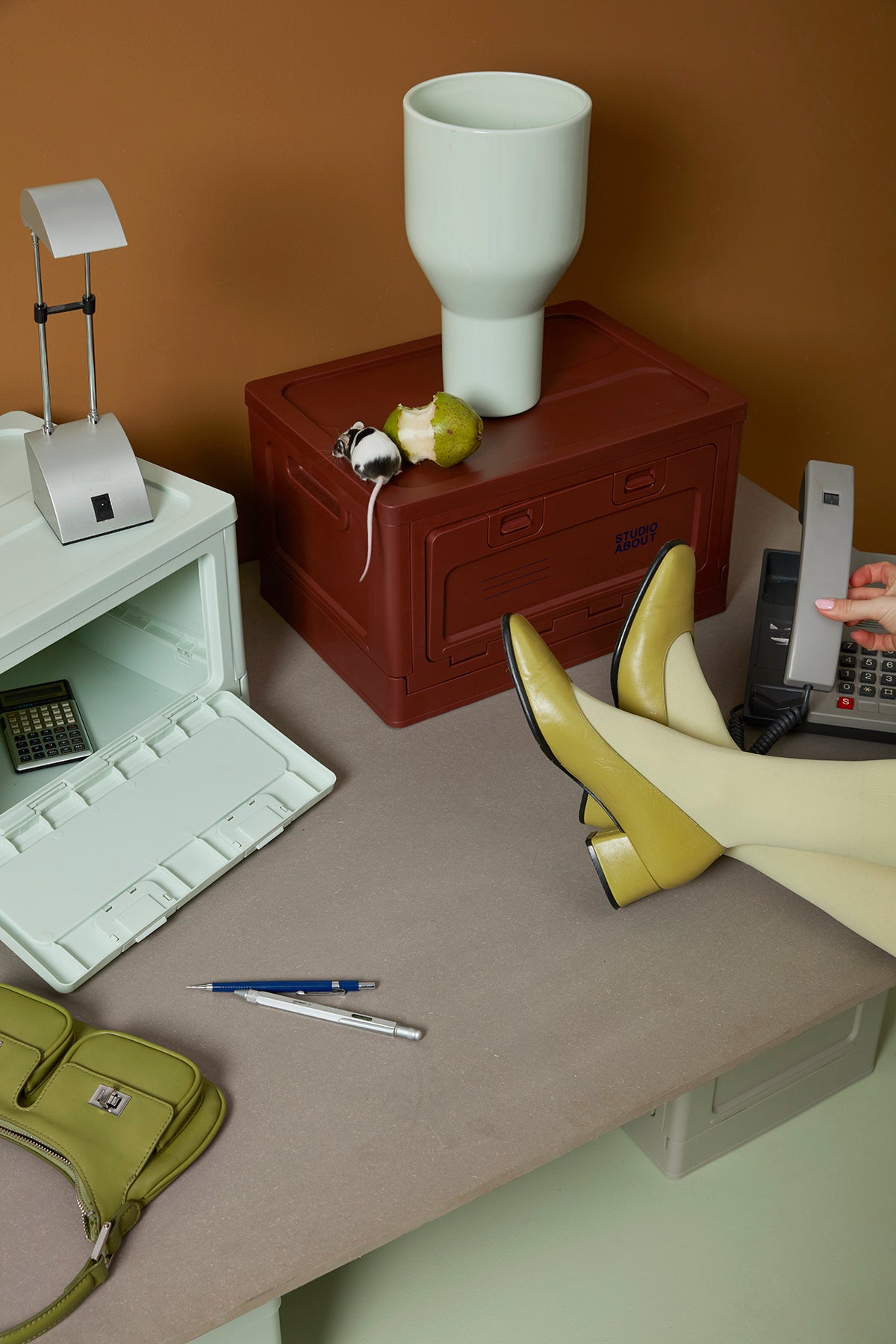 BOX Marron Studio About utilisée comme table d'appoint