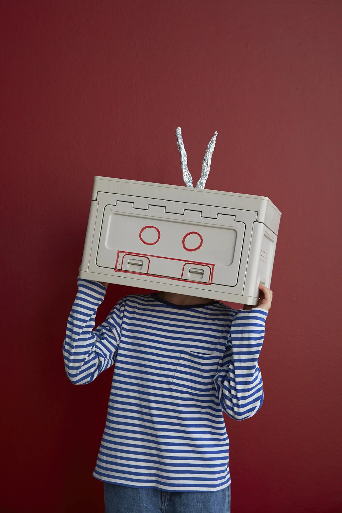 BOX Gris clair Studio About utilisée comme jeu par un enfant