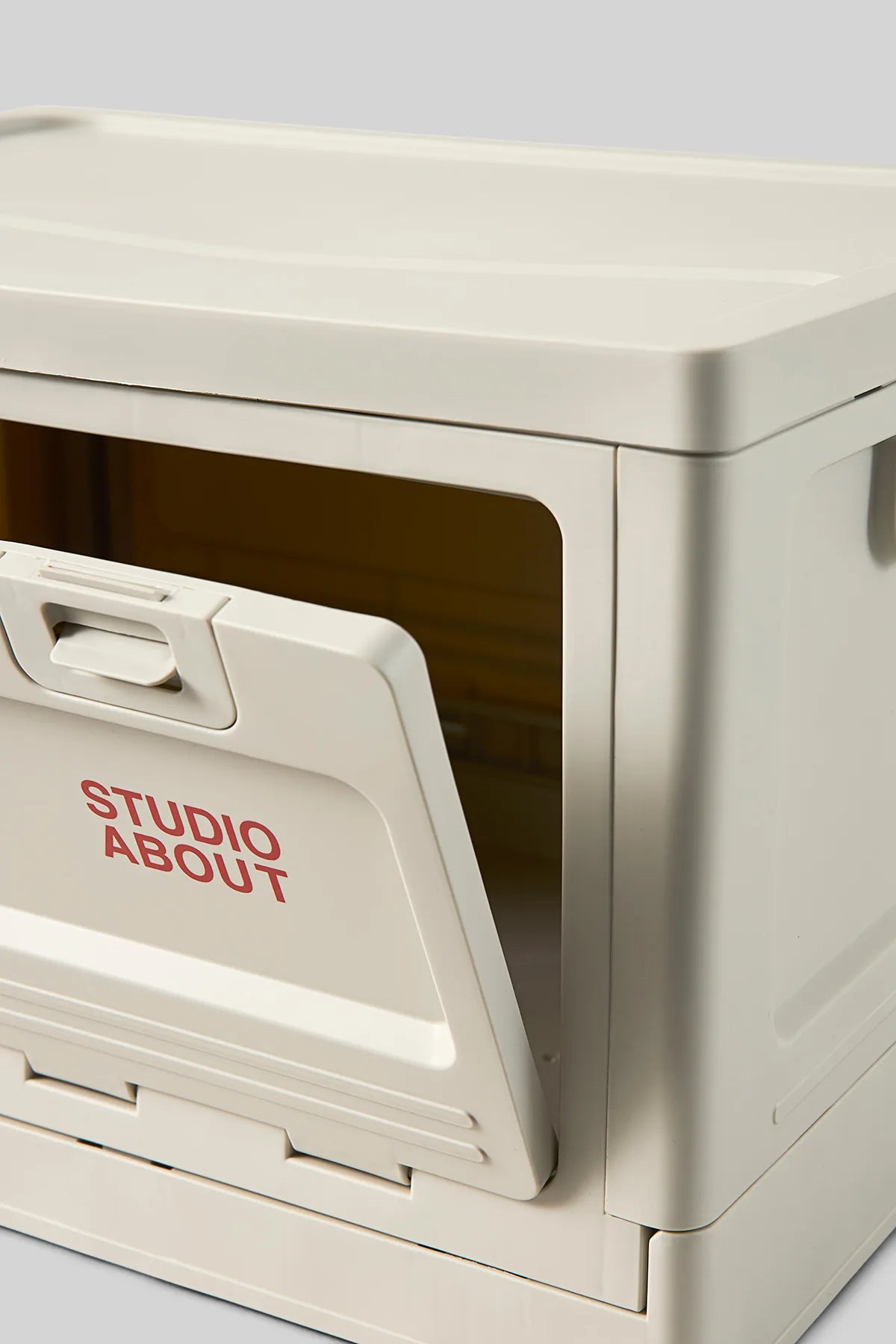 BOX Gris clair Studio About avec ouverture avant et contenu accessible