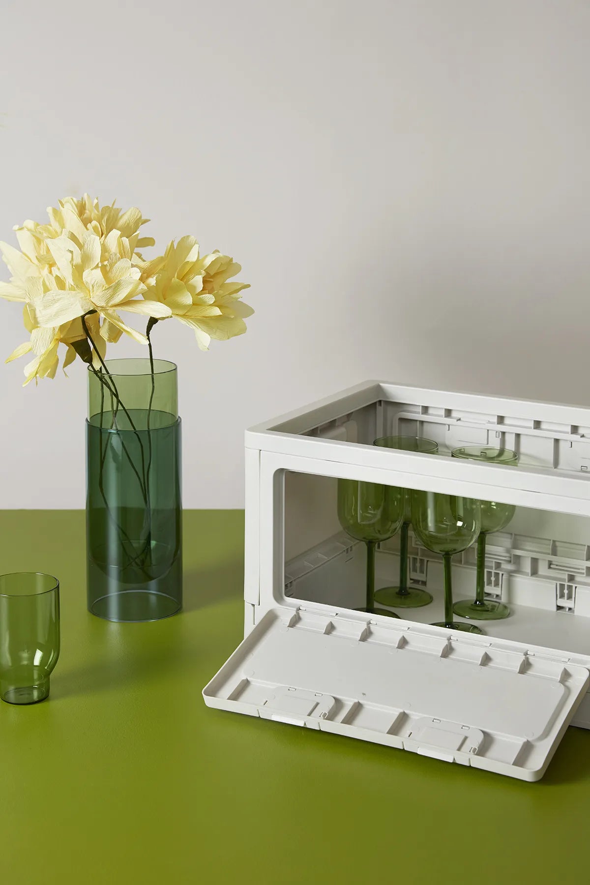 BOX Gris clair Studio About utilisée pour ranger des verres