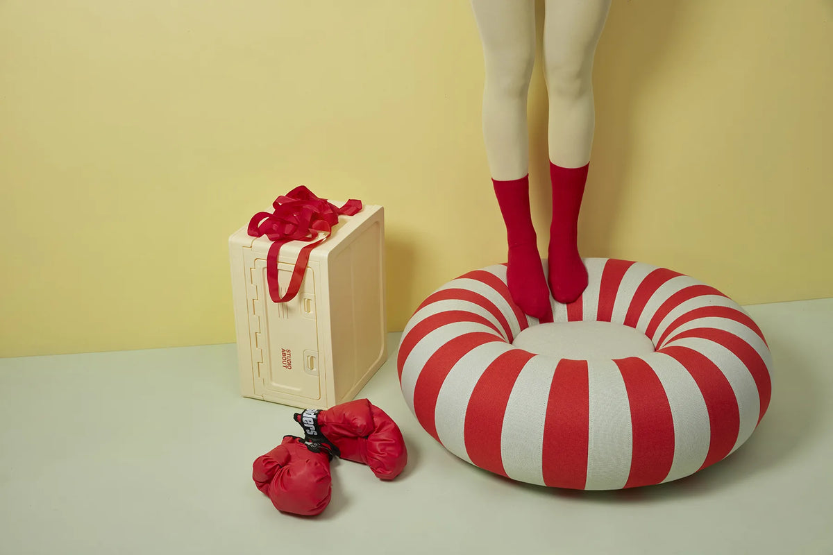 BOX Jaune clair Studio About dans une décoration colorée