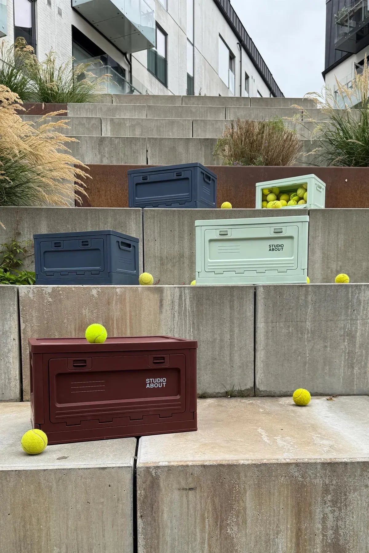 Composition Lifestyle avec les BOX Studio About Marron, bleu foncé et Mint