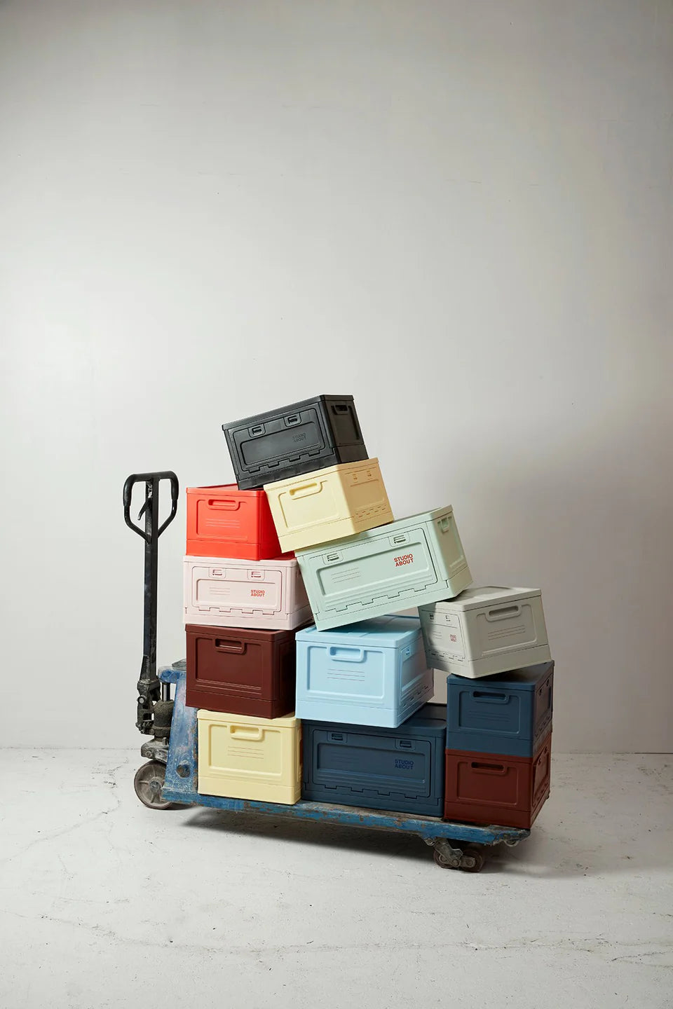 Box de rangement Studio About de plusieurs couleurs sur un chariot de transport