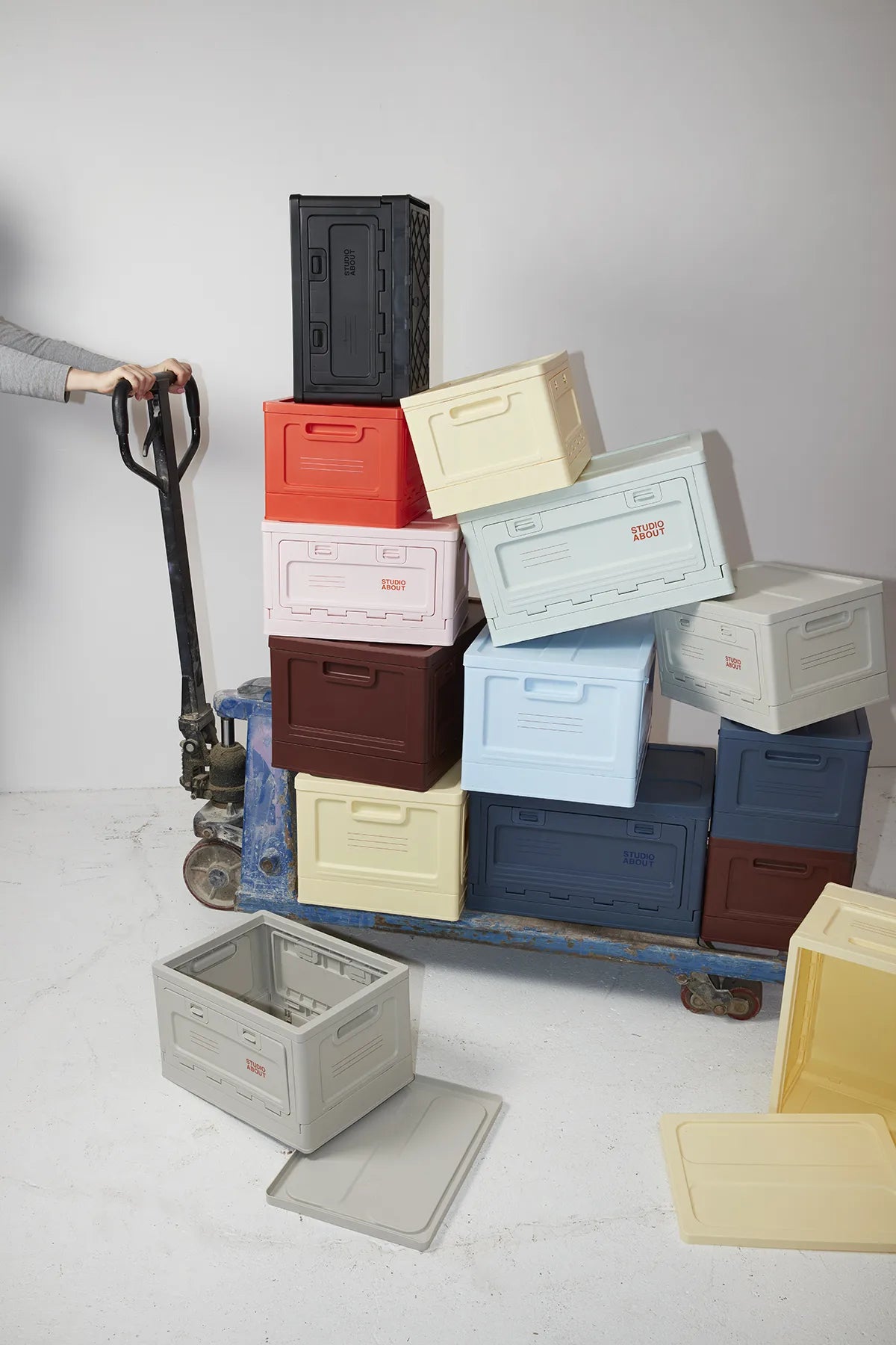 Boîtes de rangement empilables BOX Studio About dans différents coloris