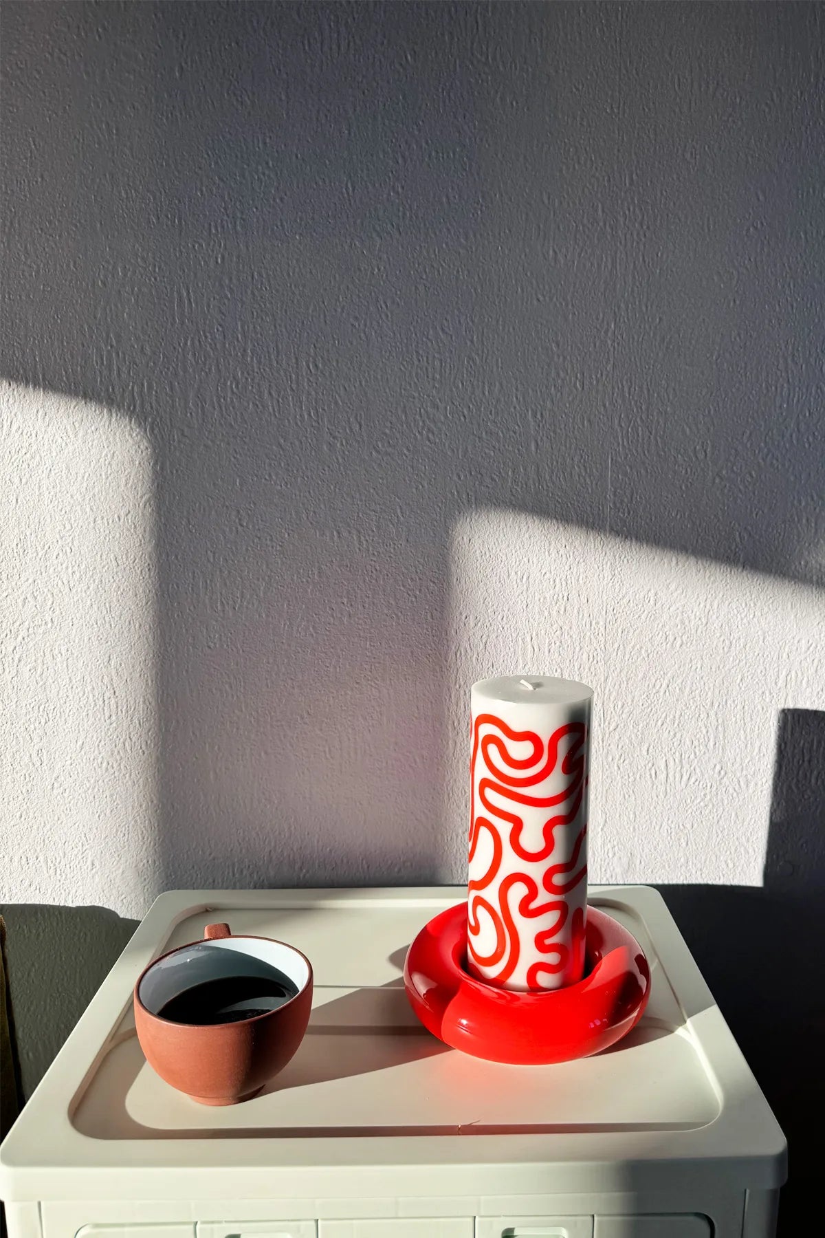 Bougeoir Bob L Rouge Studio About - En céramique, un bougeoir design à la couleur éclatante avec bougie Pilier bleu et rouge