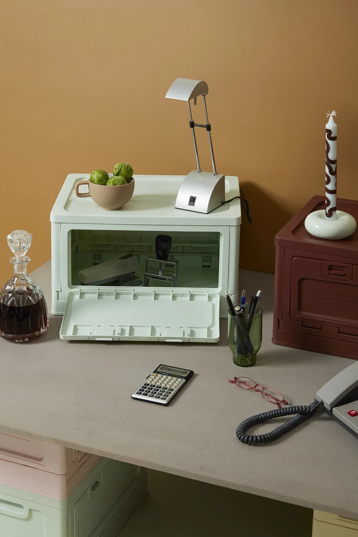 BOX Vert Menthe Studio About utilisée comme rangement dans un bureau
