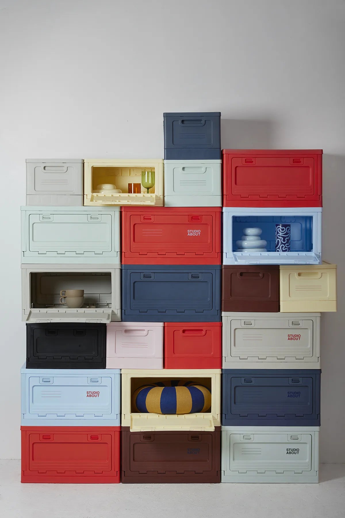 Boîtes de rangement BOX Studio About empilées pour créer un grand meuble