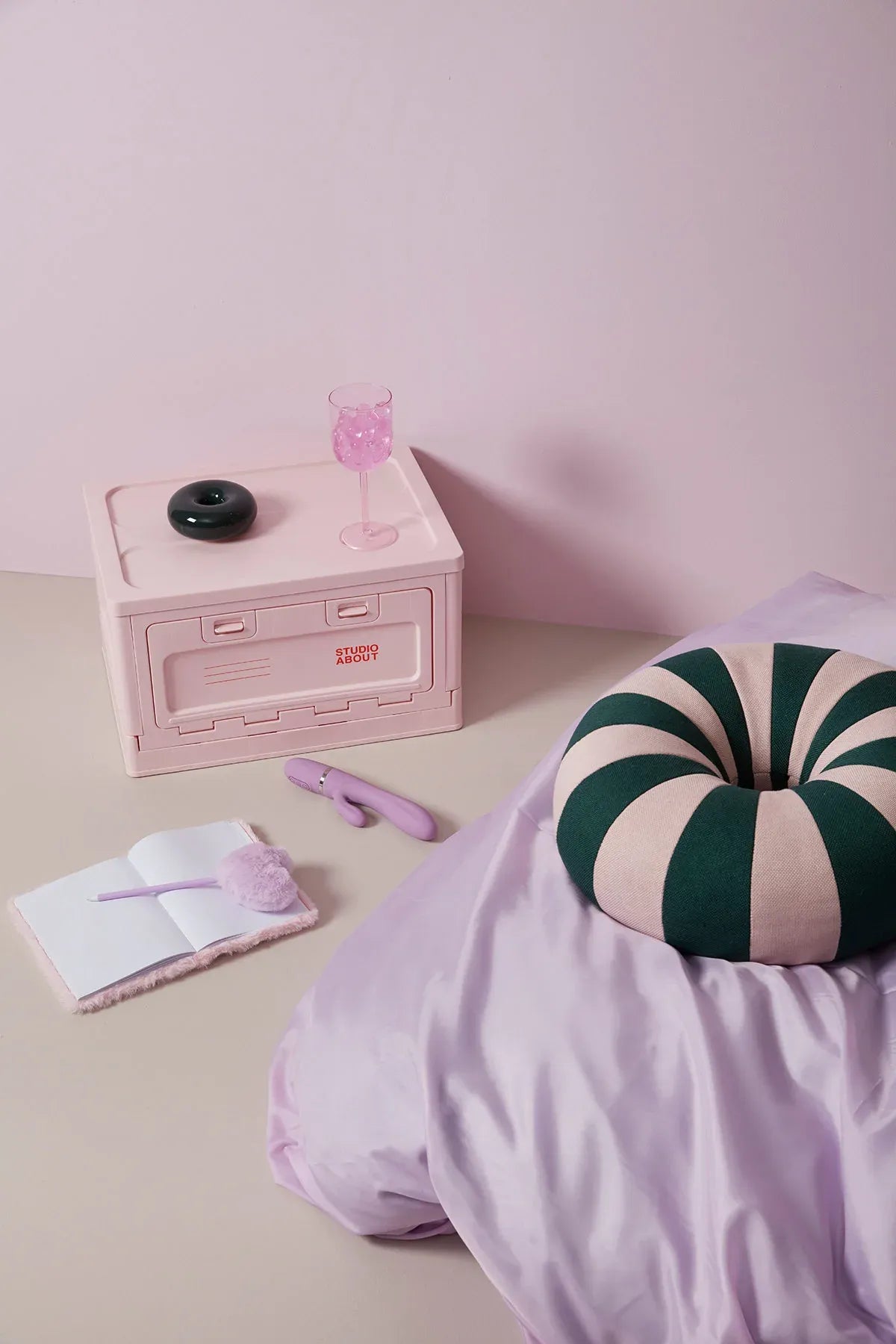 BOX Rose Studio About comme meuble de rangement et table de chevet dans une chambre