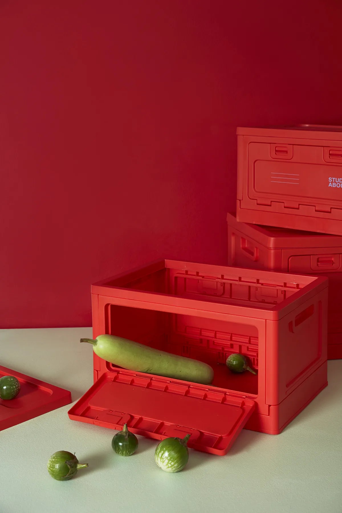 BOX Rouge Studio About intégrées dans une composition de rangement empilable