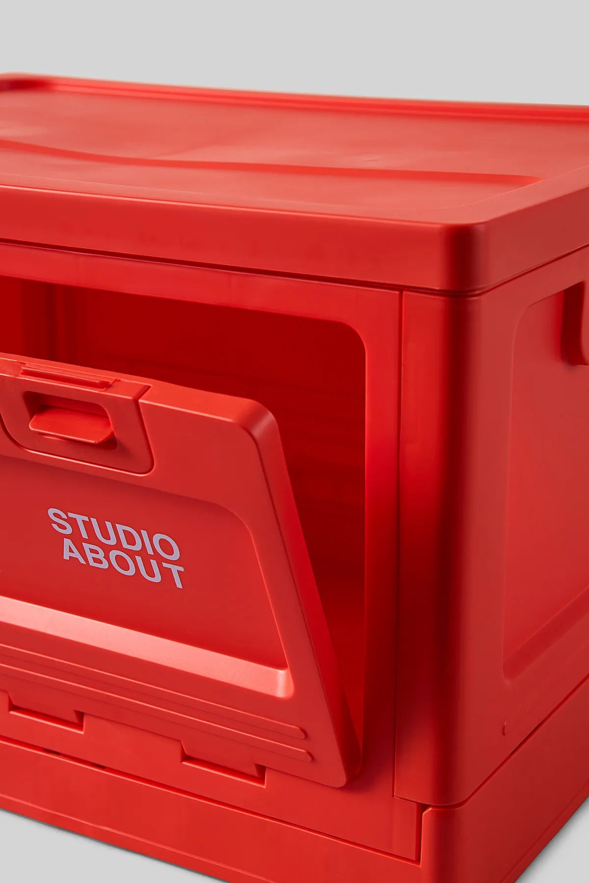 BOX Rouge Studio About ouverte, avec rangement accessible par l'avant