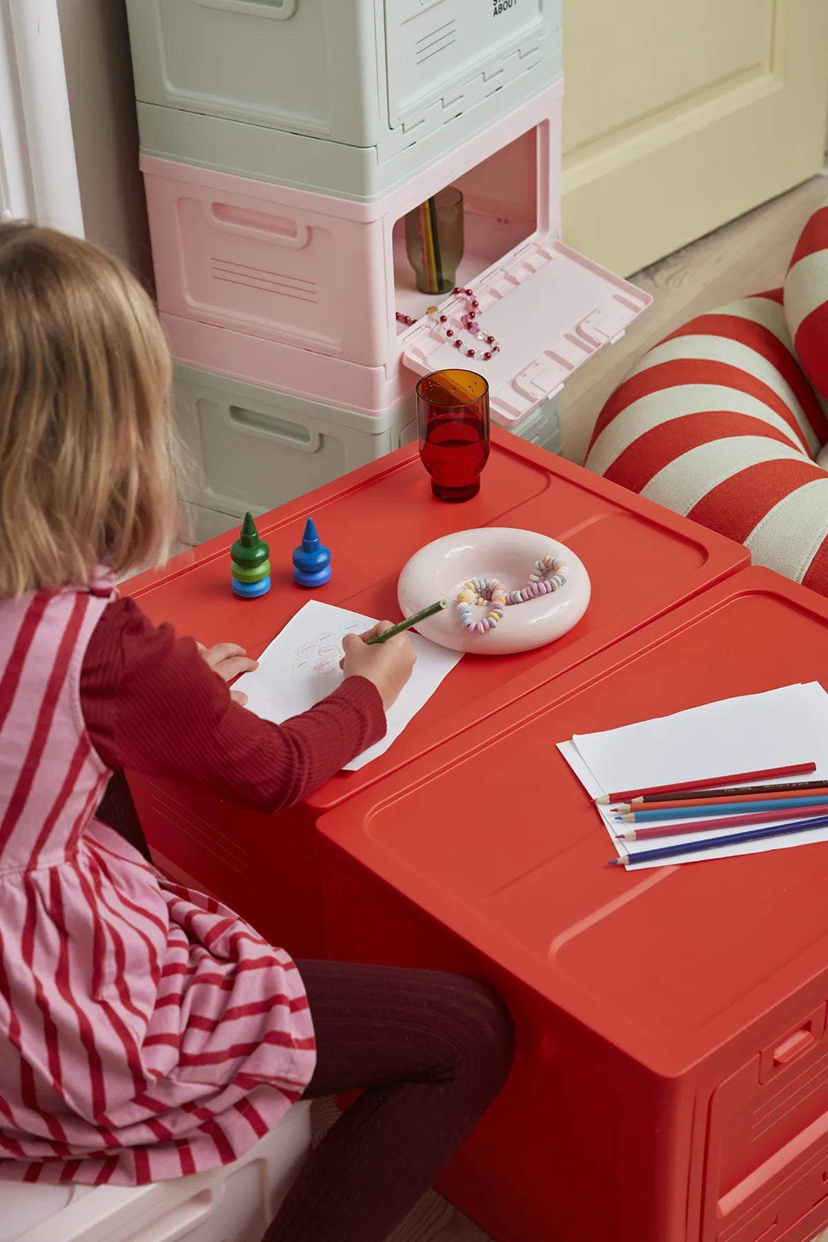 BOX Rouge Studio About utilisée comme table avec espace de rangement