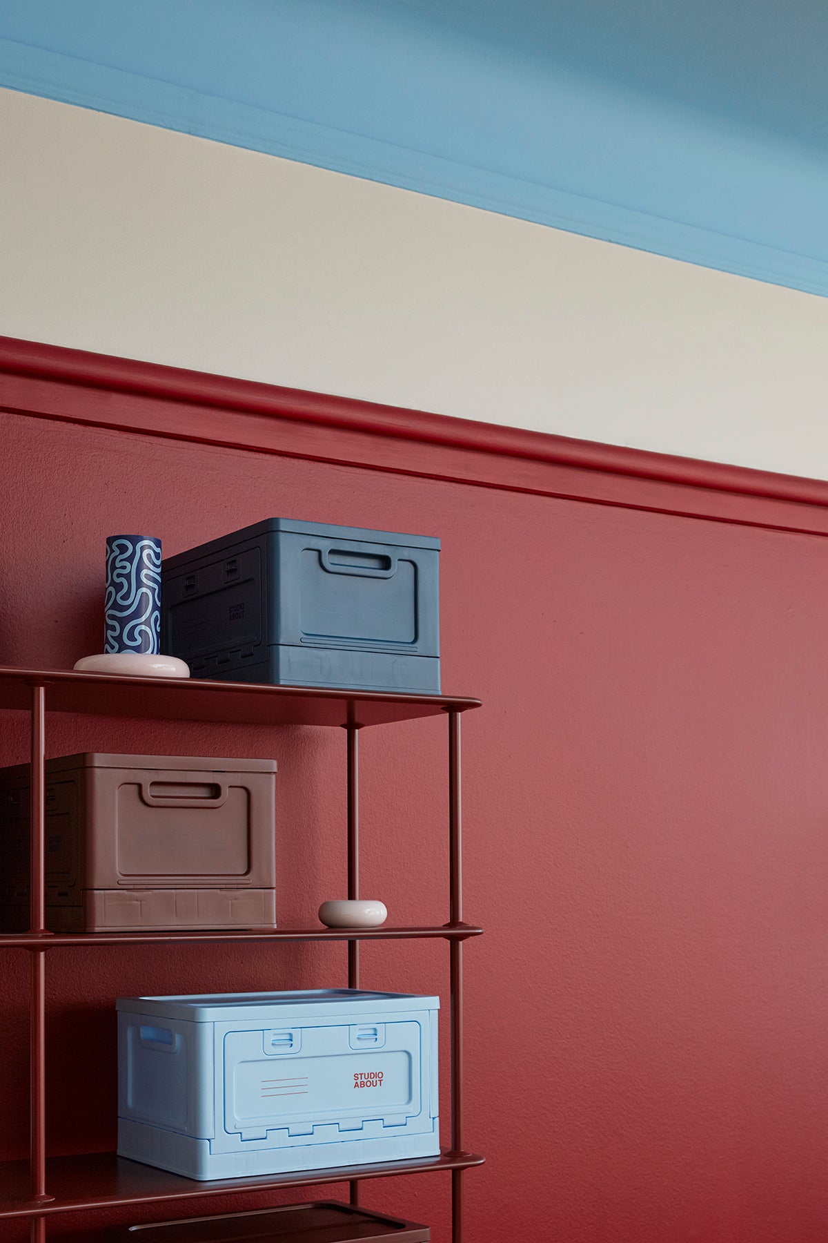 Composition de rangement colorée avec les BOX Studio About Marron et bleues intégrées à une étagère