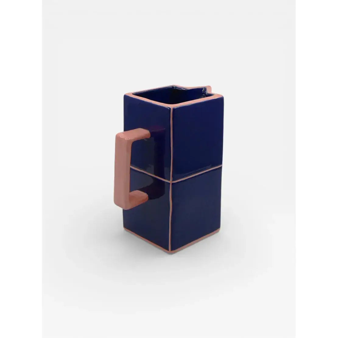 Carafe en céramique bleu et rose design graphique vue de 3/4 droit