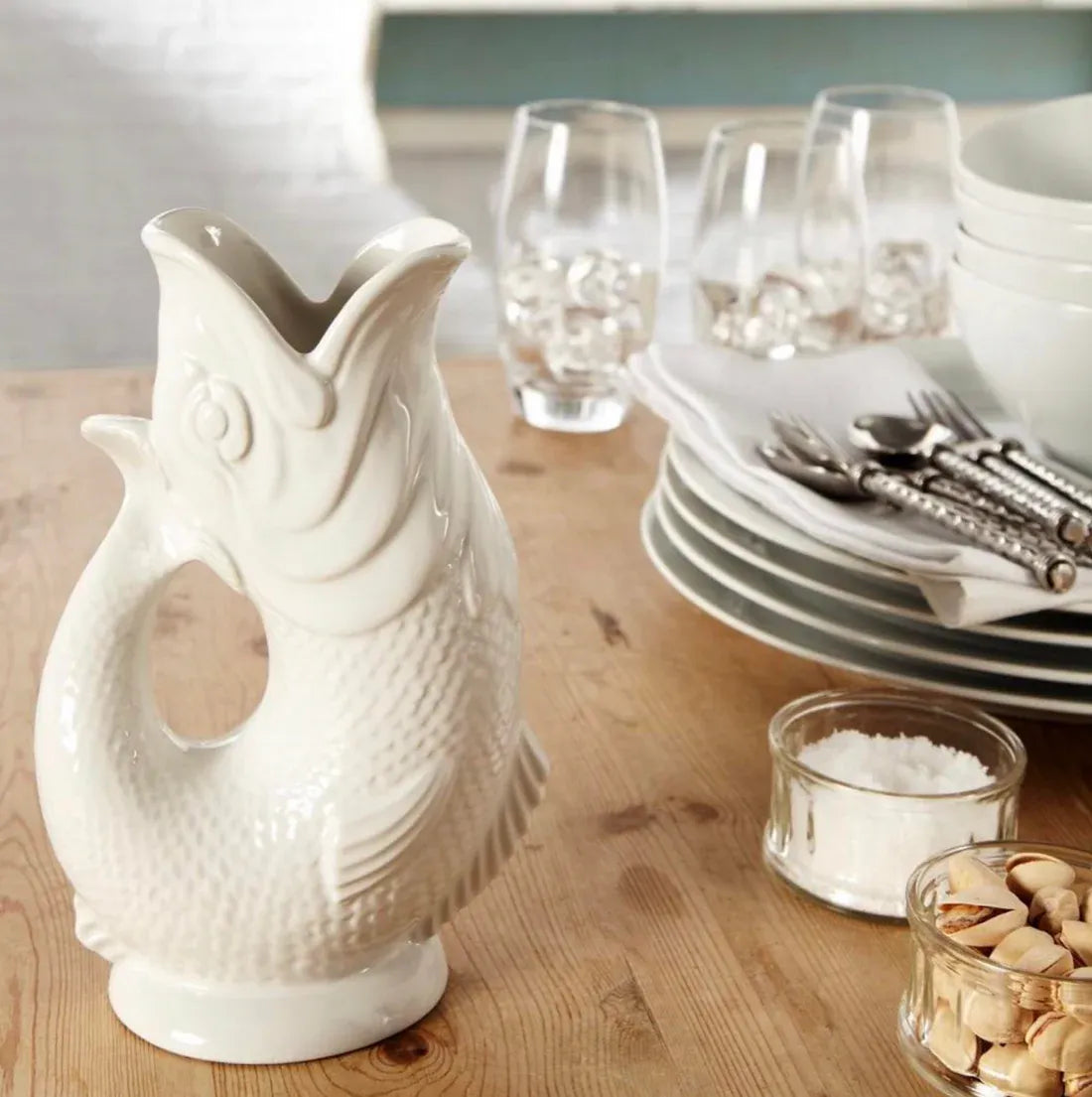 Carafe poisson Glouglou blanc sur une table