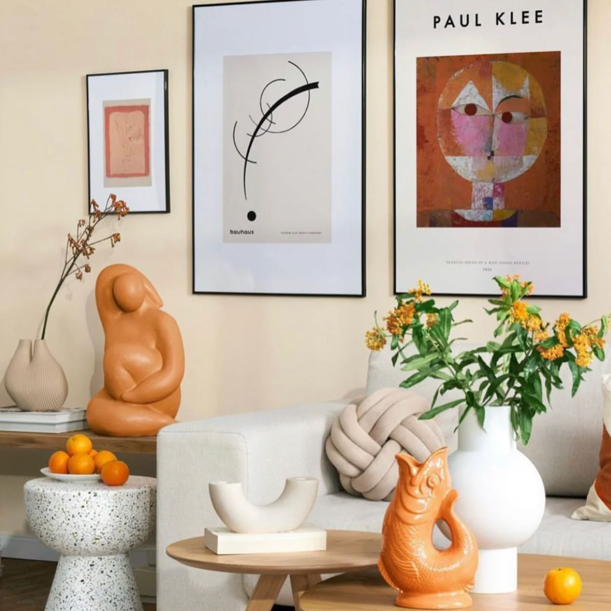 Carafe poisson Glouglou Orange XL dans un salon