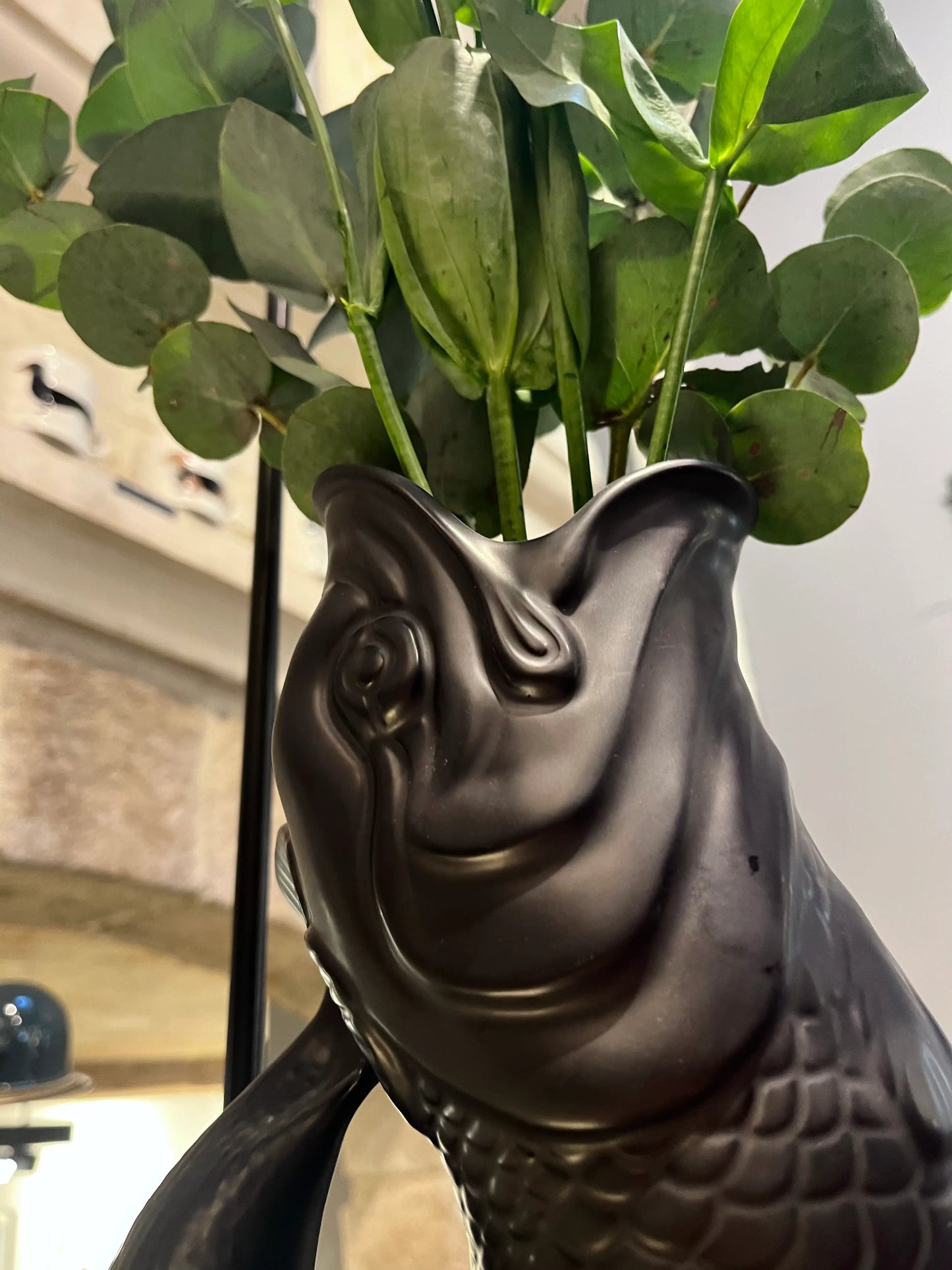 Vase Glouglou noir avec des fleurs