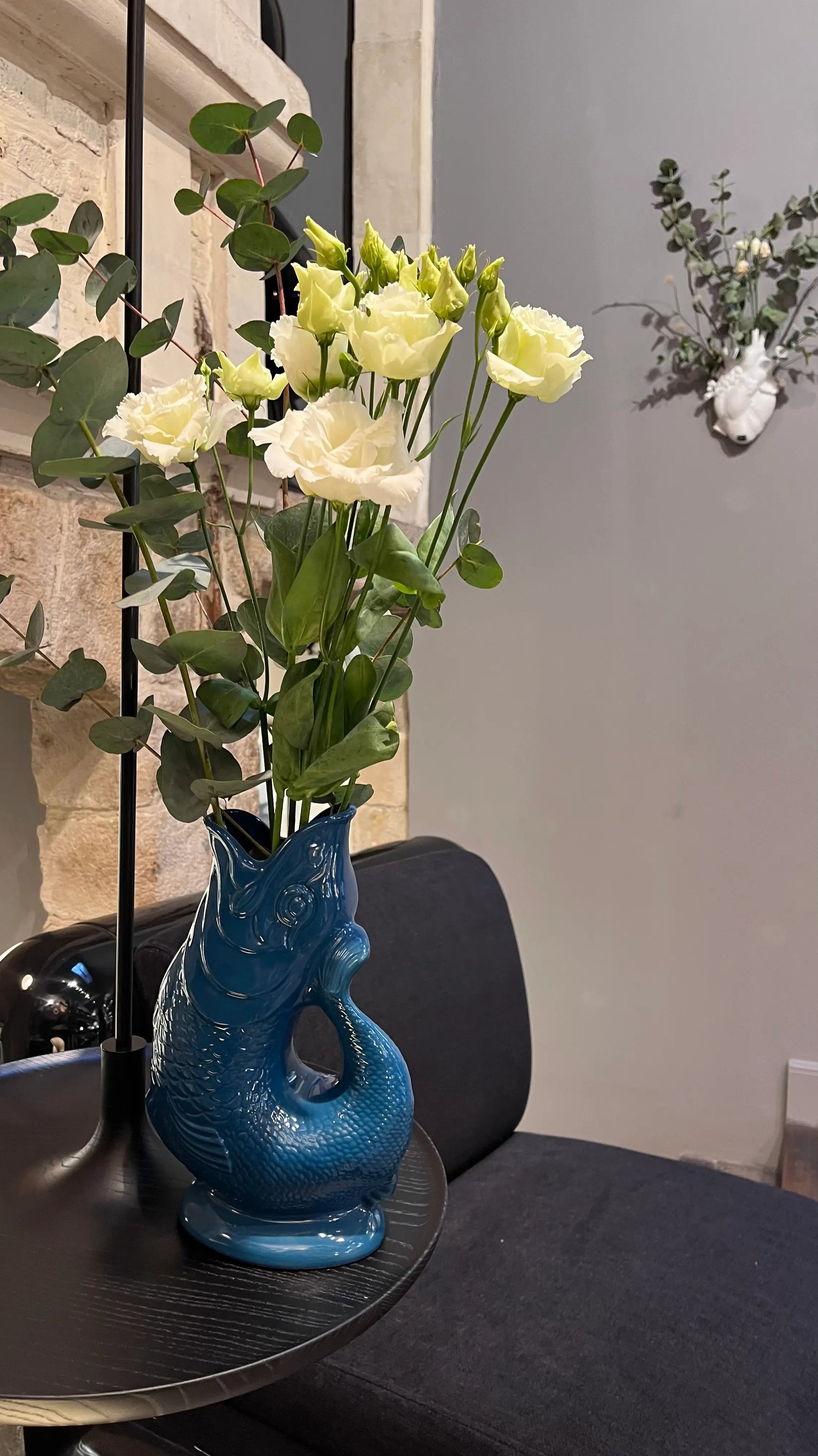 Vase Glouglou cobalt avec des fleurs, sur une table suspendue