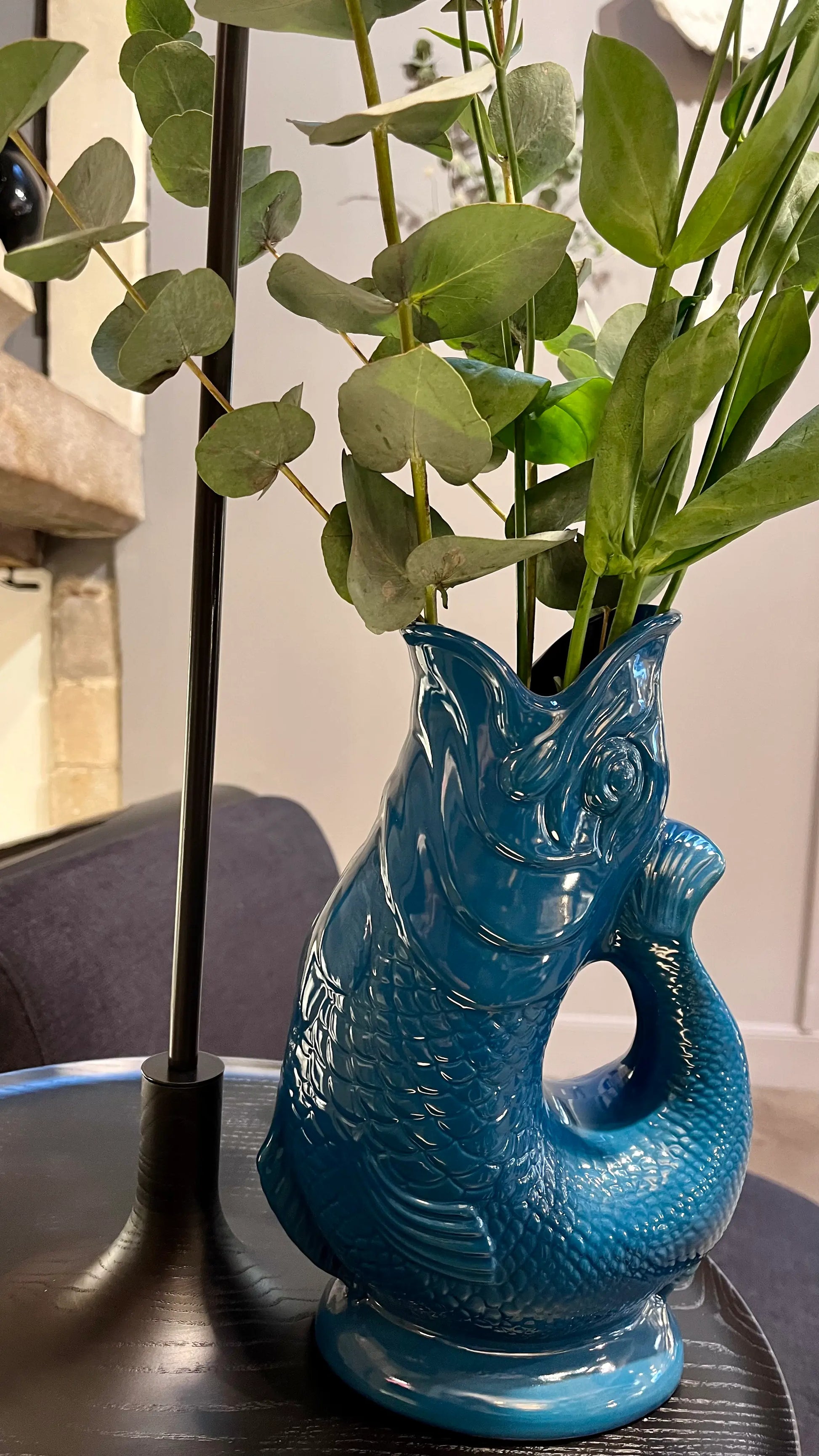 Vase carafe GlouGlou couleur pétrole sur une table suspendue