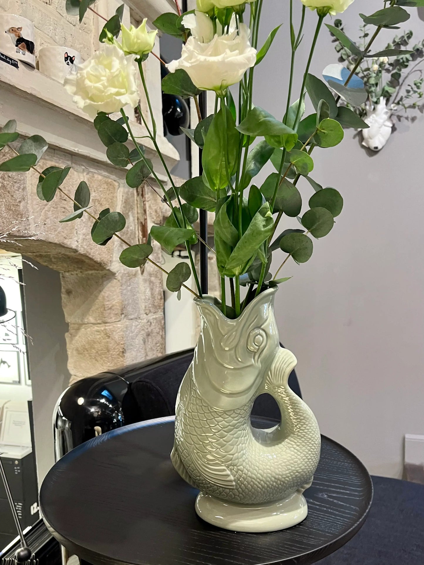 Vase Glouglou couleur sauge avec des fleurs sur une table suspendue