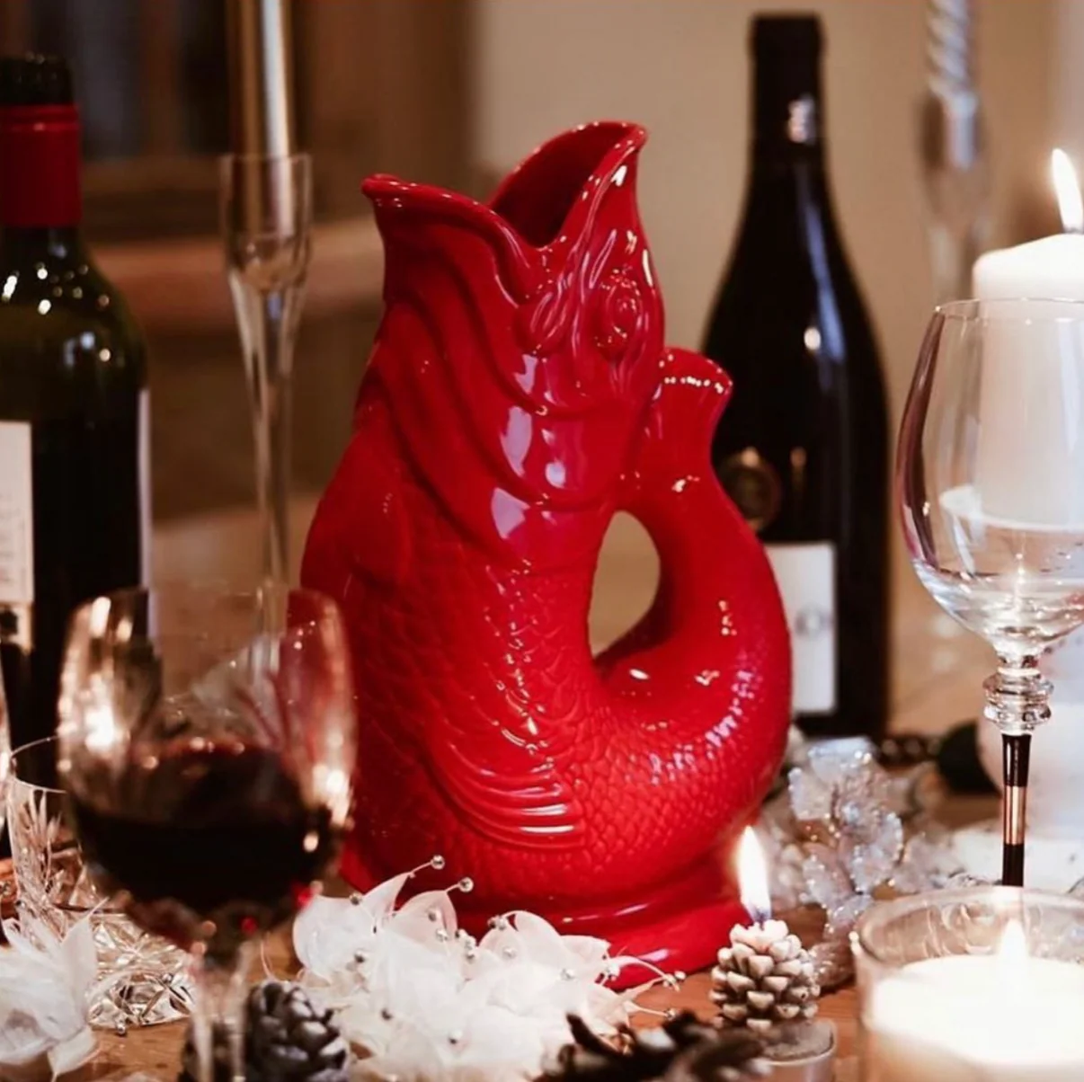 Carafe poisson Glouglou rouge sur une table de réception