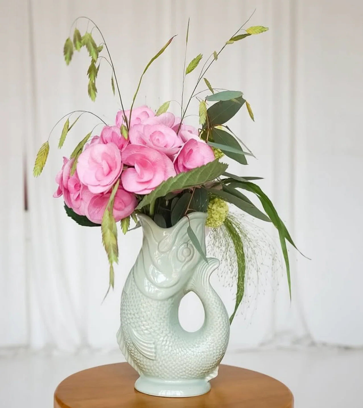 Vase carafe poisson Glouglou Sauge avec bouquet de fleurs roses