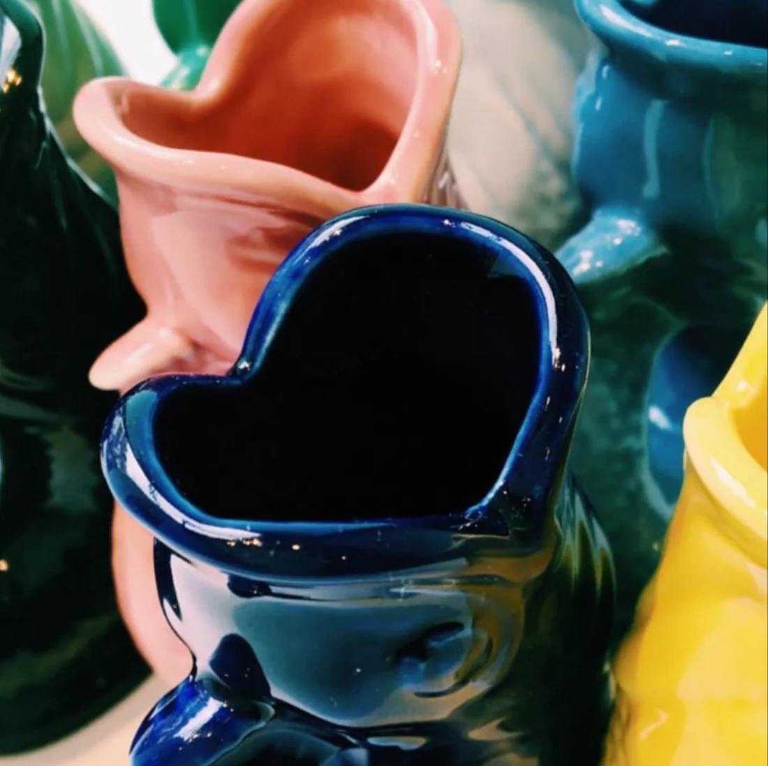 Carafe poisson Glouglou Cobalt XL gros plan sur la bouche
