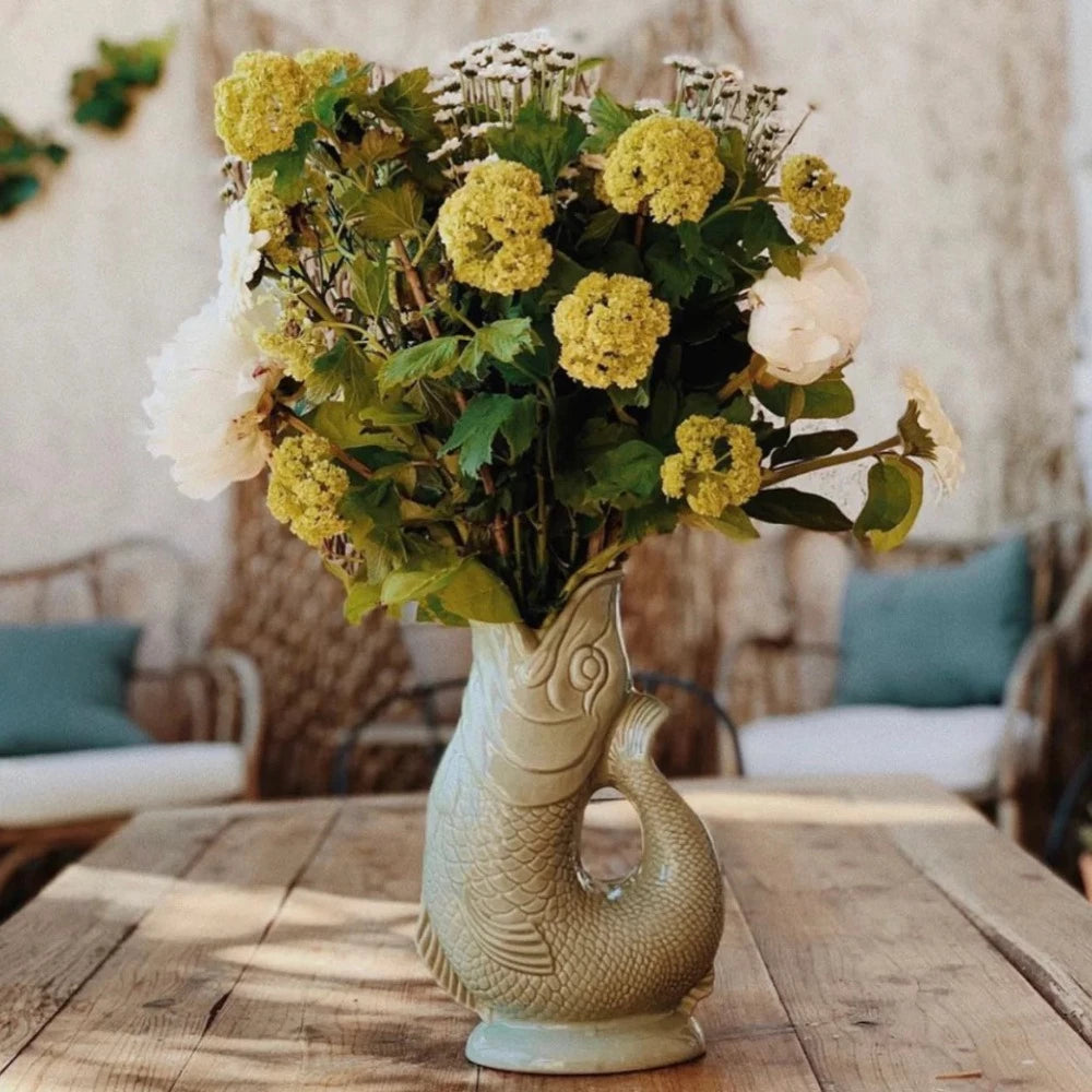 Vase carafe poisson Glouglou Vert sauge avec bouquet de fleurs