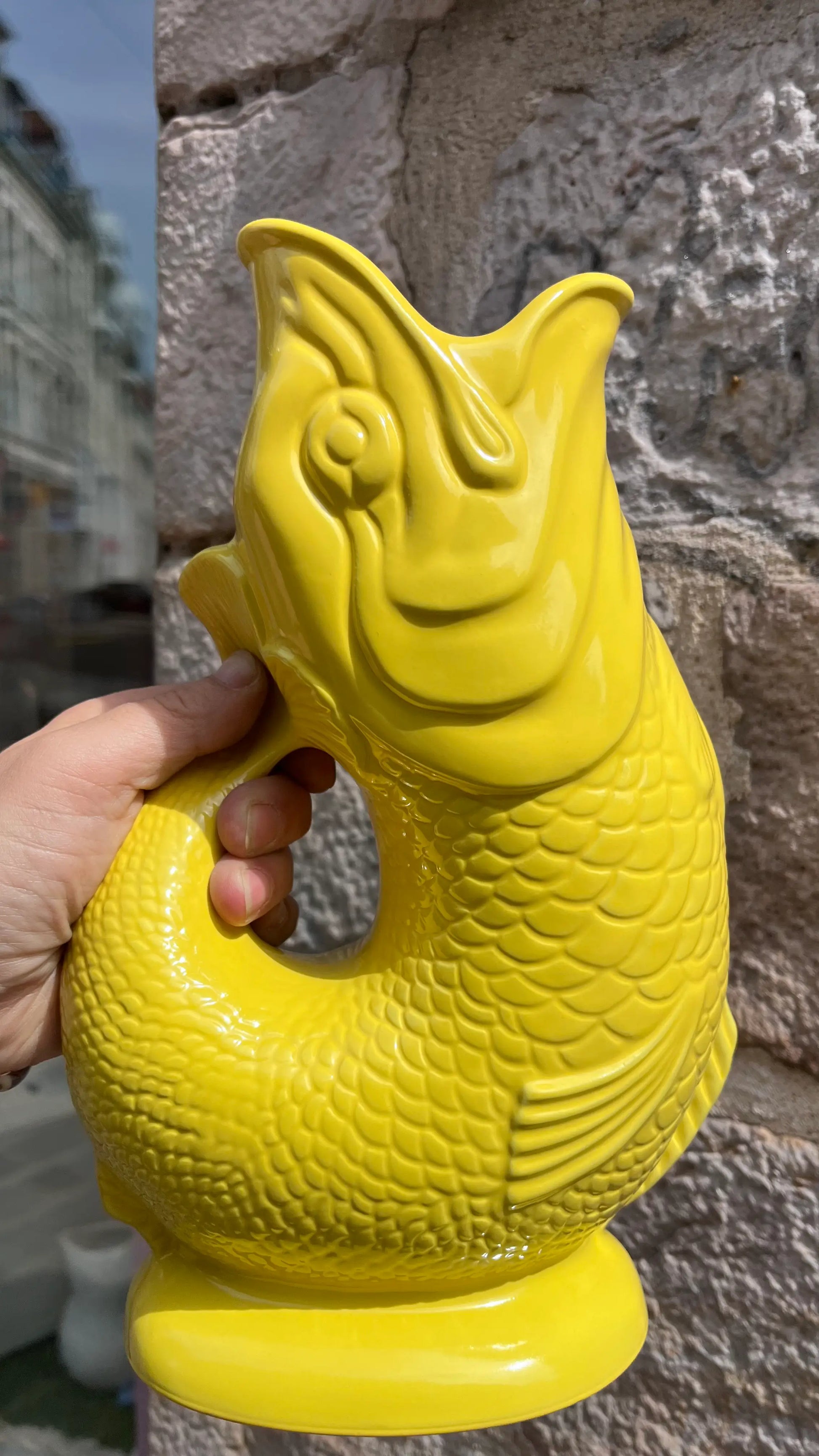Carafe Glouglou XL jaune en extérieur