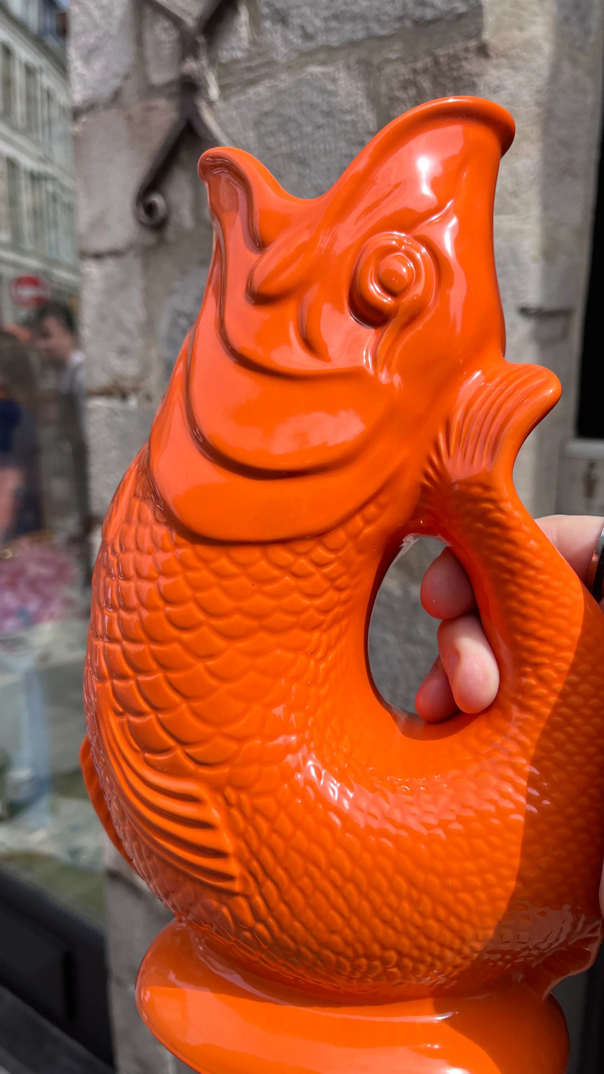 Carafe orange Glouglou XL en extérieur