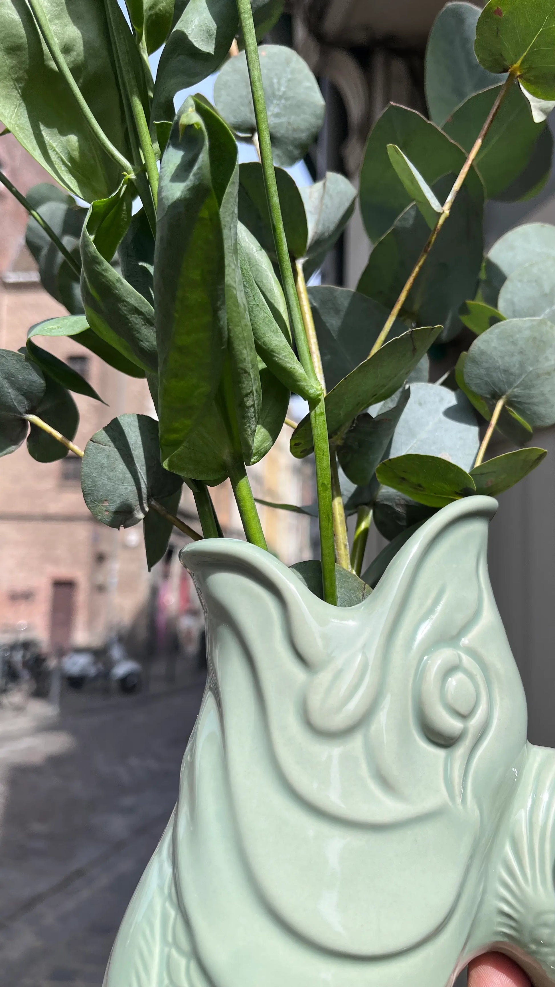 Vase Glouglou sauge avec des fleurs
