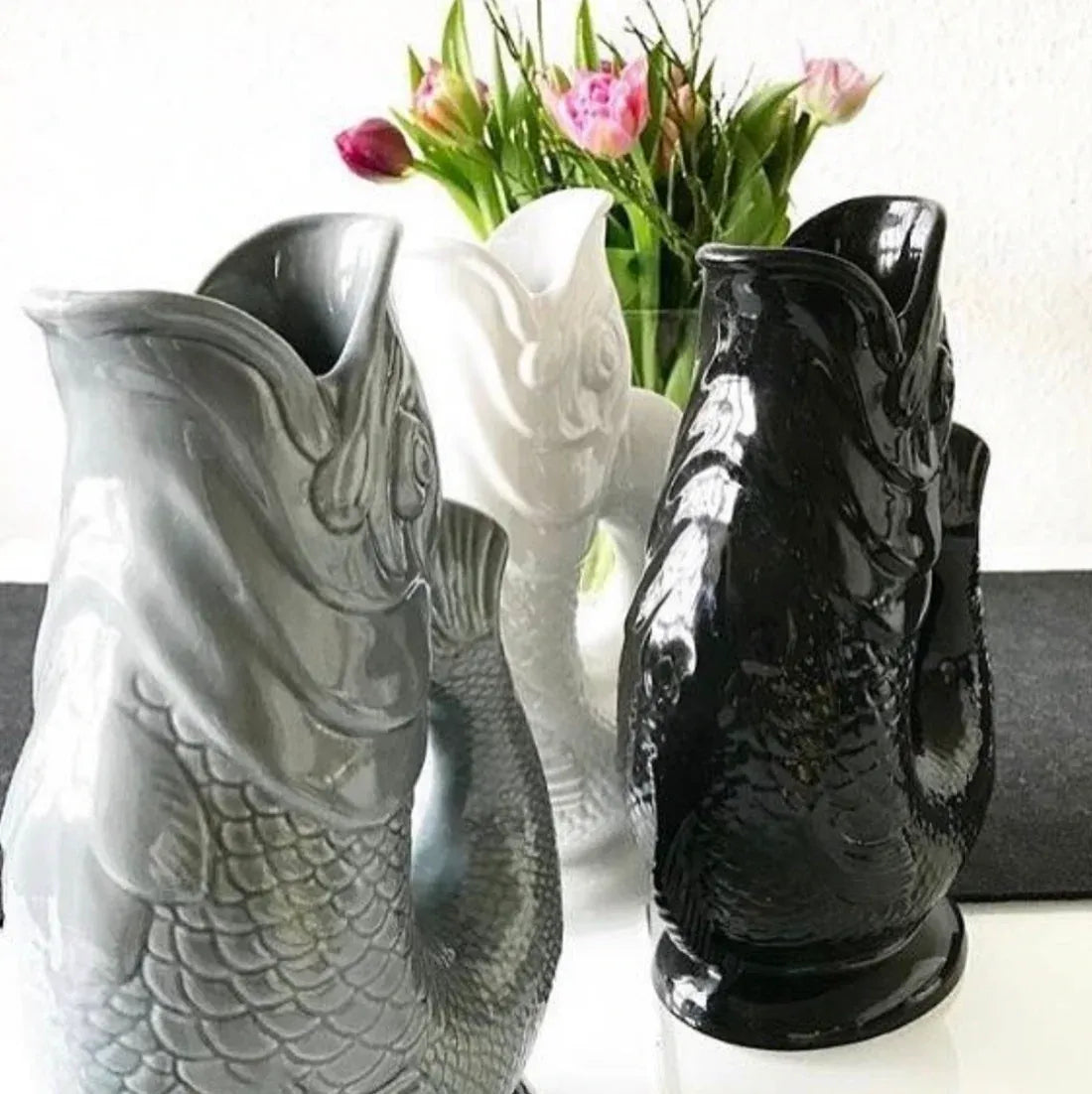 Collection de carafes poisson Glouglou Noir Mat, Gris et Blanc sur une table
