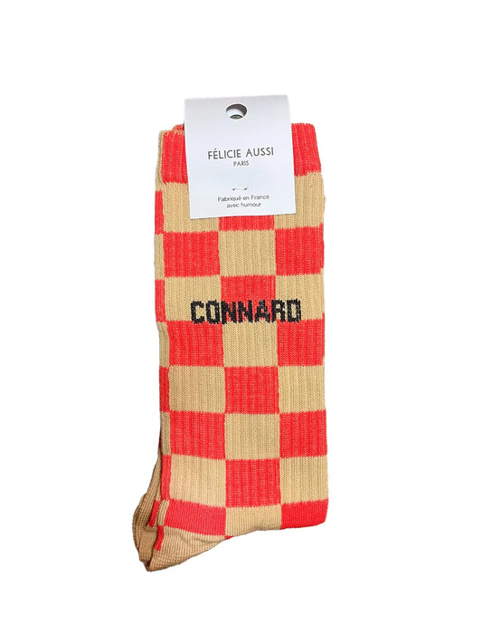 Chaussettes à damier Félicie aussi Sable et Rouge orangé avec message Connard  écrit en noir. Pointure homme 40/45