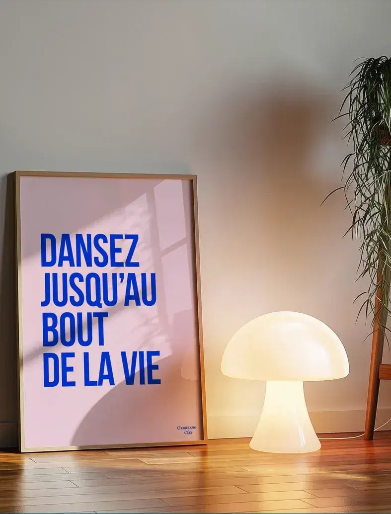 Affiche "Dansez jusqu'au out de la vie" en bleu électrique sur fond rose.