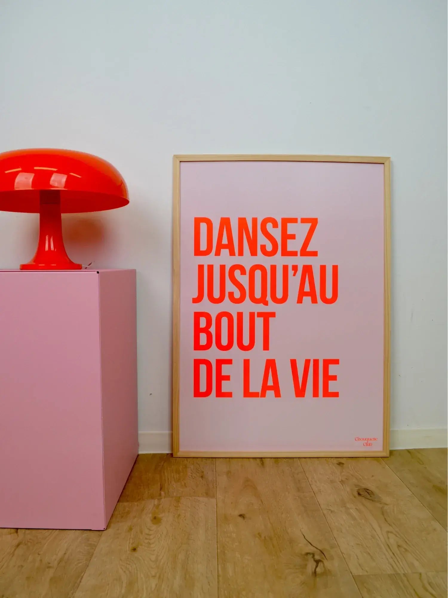 Affiche "Dansez jusqu'au bout de la vie" rouge et rose encadrée.