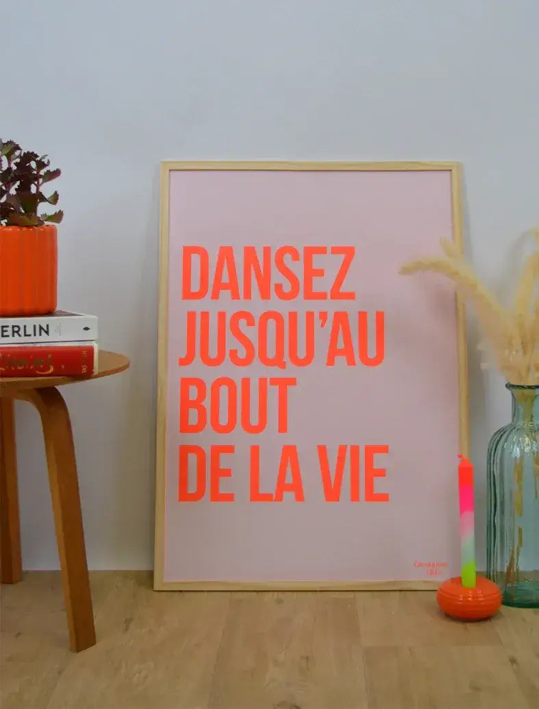 Affiche "Dansez jusqu'au bout de la vie" encadrée.