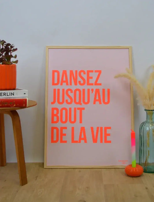 Affiche "Dansez jusqu'au bout de la vie" encadrée.
