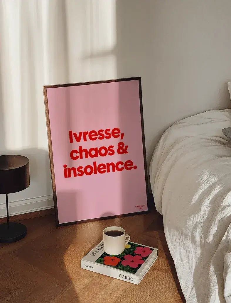 Affiche "Ivresse, Chaos & Insolence" en rouge sur fond rose.