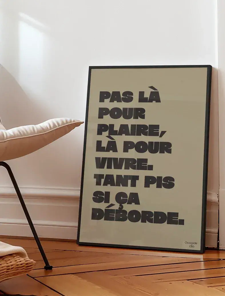 Affiche "Pas là pour plaire" encadrée.