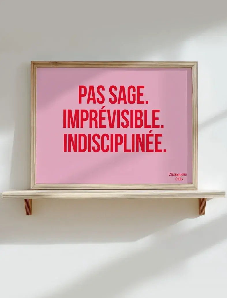 Affiche "Pas Sage" en rouge sur fond rose.